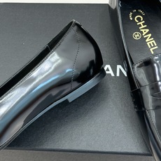CHANE*|小香26B新品双C 方头亮皮平底凉鞋拖鞋乐福鞋 经典双C缀于鞋身 方头廓形利落显秀气 亮面皮革泛着柔润光泽 CHANE*|小香26B新品双C 方头亮皮平底凉鞋拖鞋乐福鞋 经典双C缀于鞋身 方头廓形利落显秀气 亮面皮革泛着柔润光泽