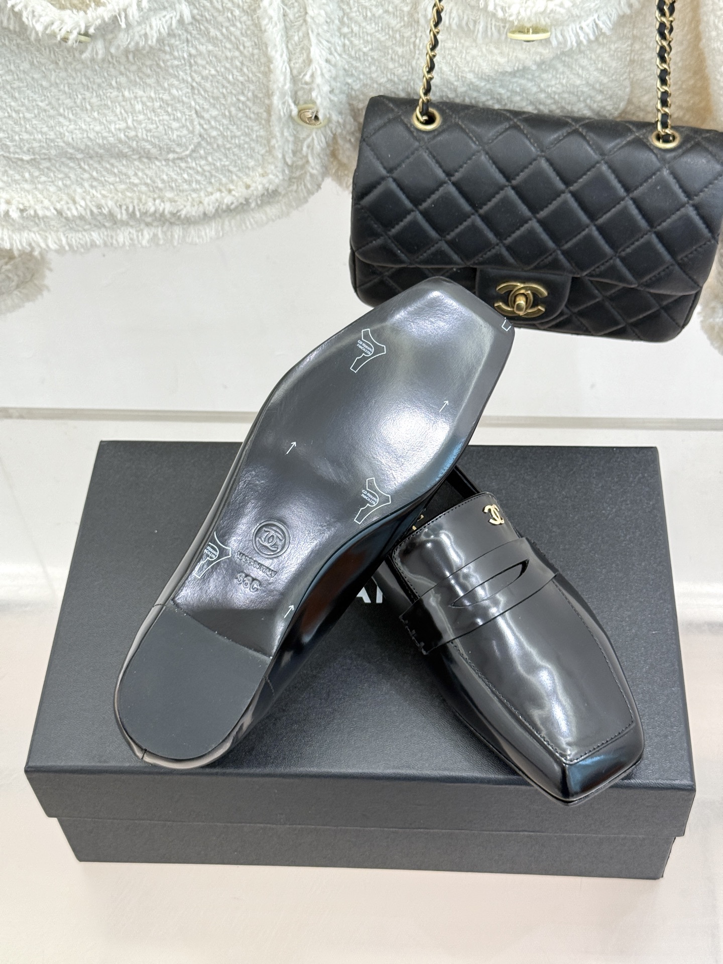 CHANE*|小香26B新品双C 方头亮皮平底凉鞋拖鞋乐福鞋 经典双C缀于鞋身 方头廓形利落显秀气 亮面皮革泛着柔润光泽 CHANE*|小香26B新品双C 方头亮皮平底凉鞋拖鞋乐福鞋 经典双C缀于鞋身 方头廓形利落显秀气 亮面皮革泛着柔润光泽