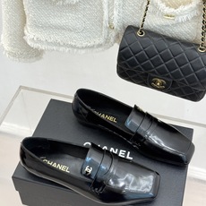 CHANE*|小香26B新品双C 方头亮皮平底凉鞋拖鞋乐福鞋 经典双C缀于鞋身 方头廓形利落显秀气 亮面皮革泛着柔润光泽 CHANE*|小香26B新品双C 方头亮皮平底凉鞋拖鞋乐福鞋 经典双C缀于鞋身 方头廓形利落显秀气 亮面皮革泛着柔润光泽