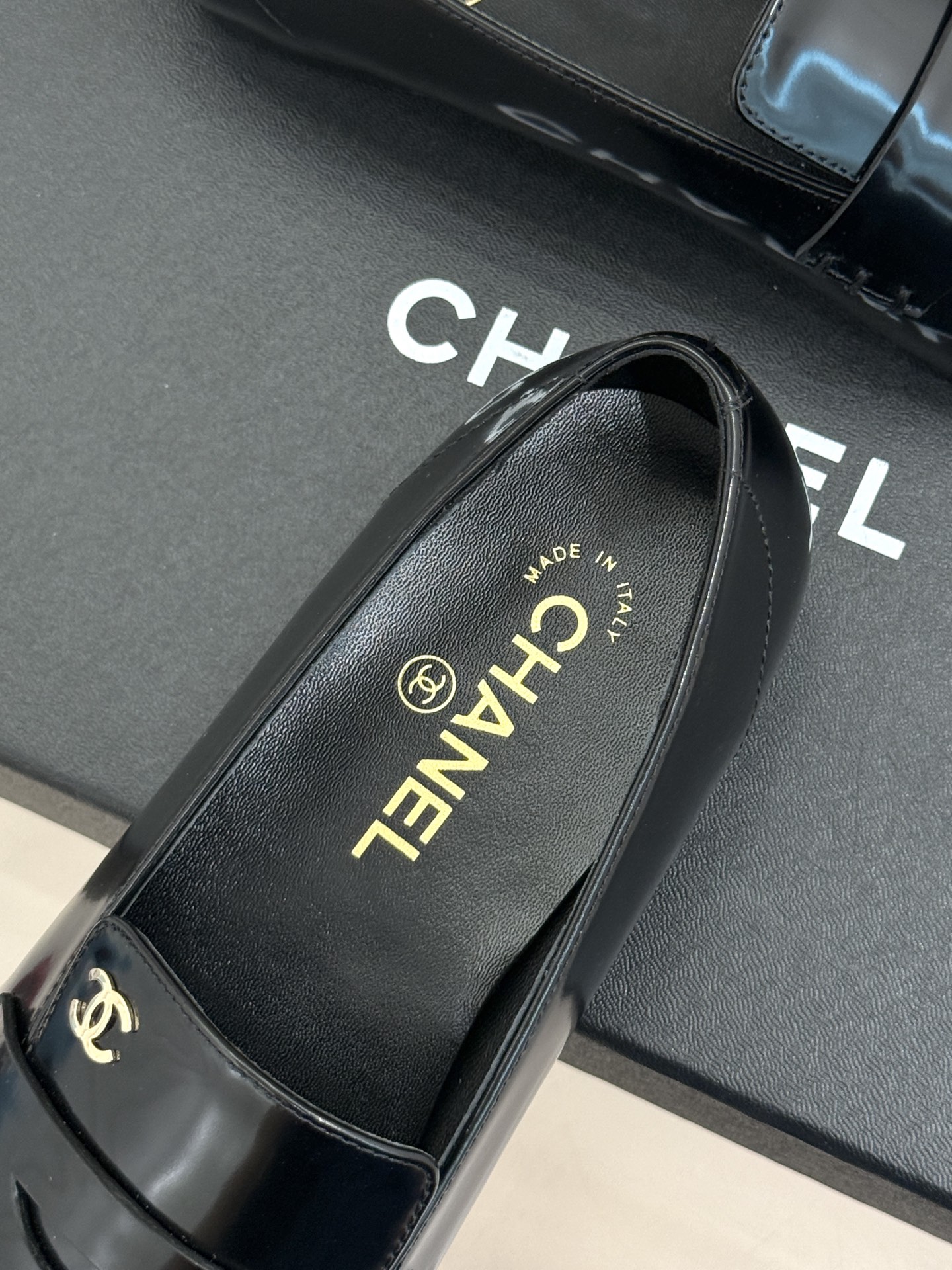 CHANE*|小香26B新品双C 方头亮皮平底凉鞋拖鞋乐福鞋 经典双C缀于鞋身 方头廓形利落显秀气 亮面皮革泛着柔润光泽 CHANE*|小香26B新品双C 方头亮皮平底凉鞋拖鞋乐福鞋 经典双C缀于鞋身 方头廓形利落显秀气 亮面皮革泛着柔润光泽