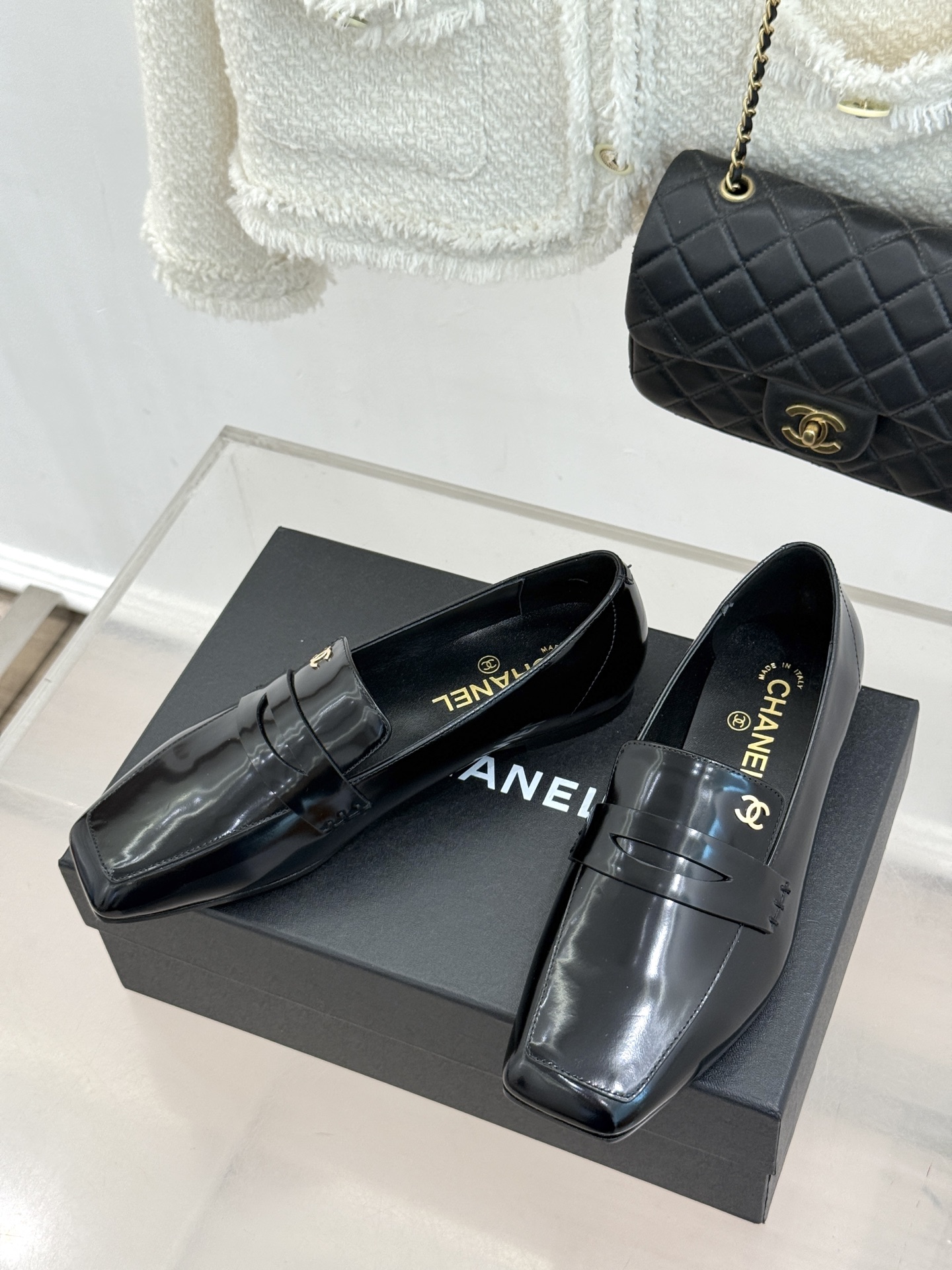CHANE*|小香26B新品双C 方头亮皮平底凉鞋拖鞋乐福鞋 经典双C缀于鞋身 方头廓形利落显秀气 亮面皮革泛着柔润光泽 CHANE*|小香26B新品双C 方头亮皮平底凉鞋拖鞋乐福鞋 经典双C缀于鞋身 方头廓形利落显秀气 亮面皮革泛着柔润光泽