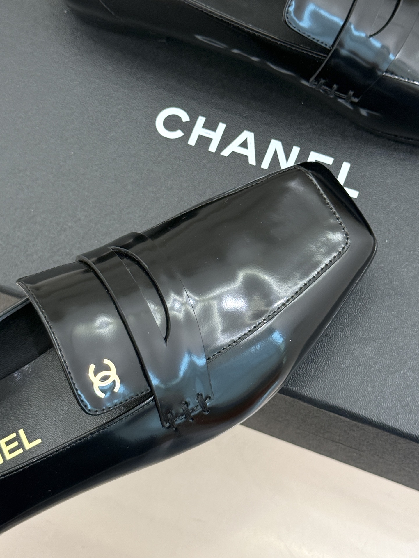 CHANE*|小香26B新品双C 方头亮皮平底凉鞋拖鞋乐福鞋 经典双C缀于鞋身 方头廓形利落显秀气 亮面皮革泛着柔润光泽 CHANE*|小香26B新品双C 方头亮皮平底凉鞋拖鞋乐福鞋 经典双C缀于鞋身 方头廓形利落显秀气 亮面皮革泛着柔润光泽