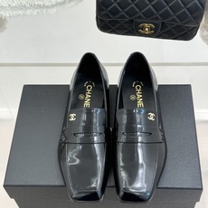 CHANE*|小香26B新品双C 方头亮皮平底凉鞋拖鞋乐福鞋 经典双C缀于鞋身 方头廓形利落显秀气 亮面皮革泛着柔润光泽 CHANE*|小香26B新品双C 方头亮皮平底凉鞋拖鞋乐福鞋 经典双C缀于鞋身 方头廓形利落显秀气 亮面皮革泛着柔润光泽