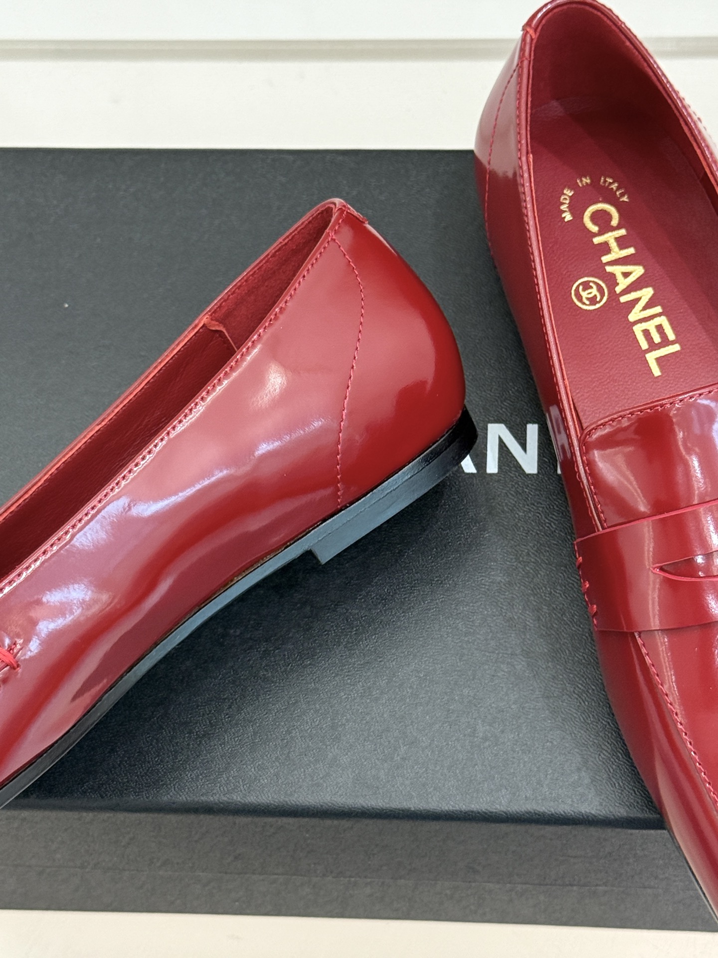 CHANE*|小香26B新品双C 方头亮皮平底凉鞋拖鞋乐福鞋 经典双C缀于鞋身 方头廓形利落显秀气 亮面皮革泛着柔润光泽 CHANE*|小香26B新品双C 方头亮皮平底凉鞋拖鞋乐福鞋 经典双C缀于鞋身 方头廓形利落显秀气 亮面皮革泛着柔润光泽