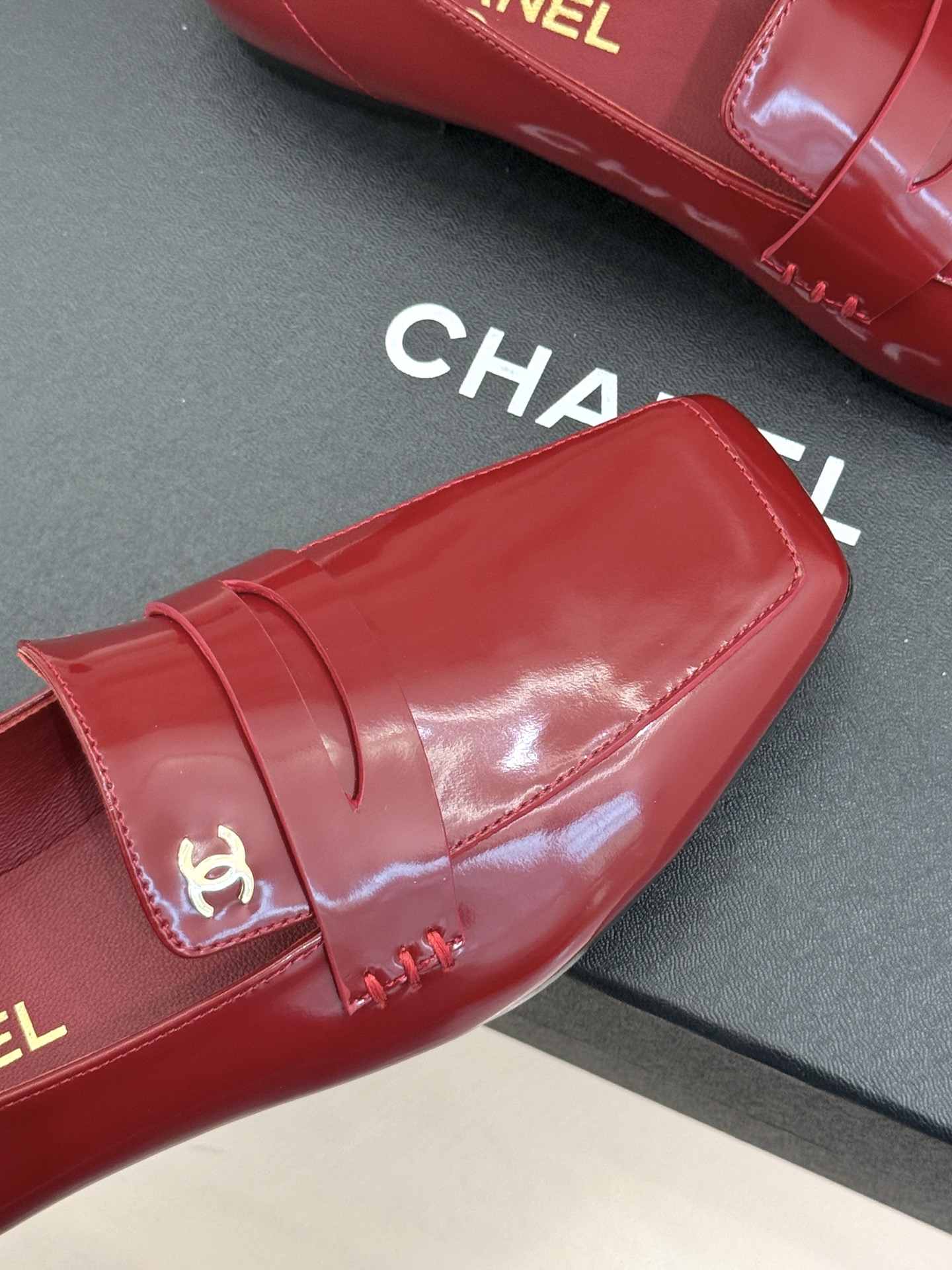 CHANE*|小香26B新品双C 方头亮皮平底凉鞋拖鞋乐福鞋 经典双C缀于鞋身 方头廓形利落显秀气 亮面皮革泛着柔润光泽 CHANE*|小香26B新品双C 方头亮皮平底凉鞋拖鞋乐福鞋 经典双C缀于鞋身 方头廓形利落显秀气 亮面皮革泛着柔润光泽