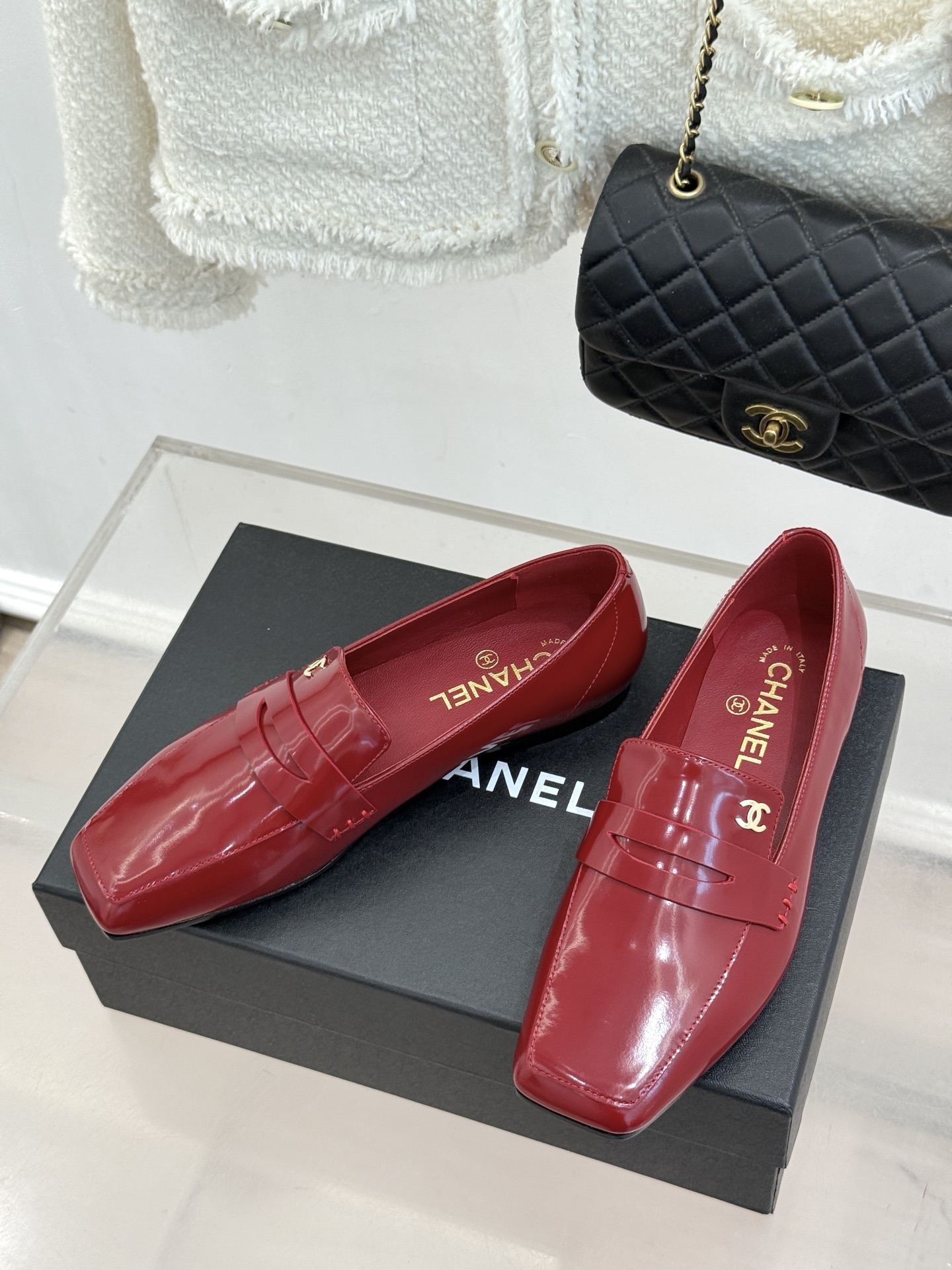 CHANE*|小香26B新品双C 方头亮皮平底凉鞋拖鞋乐福鞋 经典双C缀于鞋身 方头廓形利落显秀气 亮面皮革泛着柔润光泽 CHANE*|小香26B新品双C 方头亮皮平底凉鞋拖鞋乐福鞋 经典双C缀于鞋身 方头廓形利落显秀气 亮面皮革泛着柔润光泽