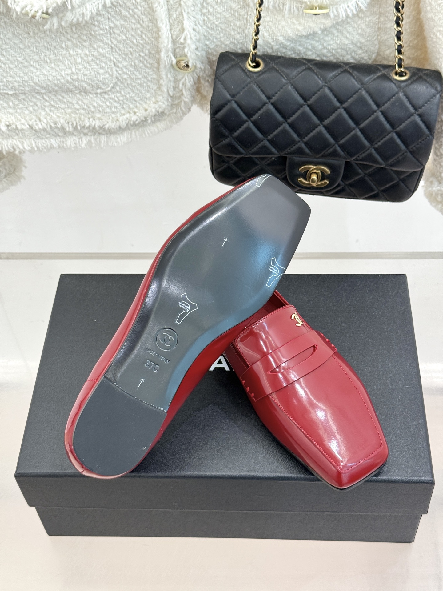 CHANE*|小香26B新品双C 方头亮皮平底凉鞋拖鞋乐福鞋 经典双C缀于鞋身 方头廓形利落显秀气 亮面皮革泛着柔润光泽 CHANE*|小香26B新品双C 方头亮皮平底凉鞋拖鞋乐福鞋 经典双C缀于鞋身 方头廓形利落显秀气 亮面皮革泛着柔润光泽