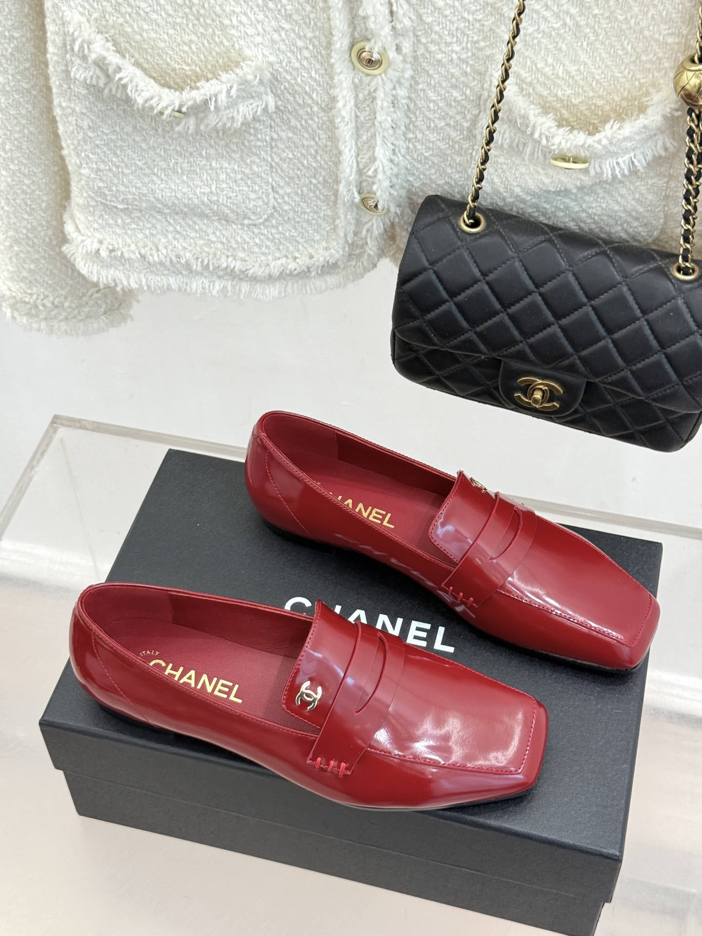 CHANE*|小香26B新品双C 方头亮皮平底凉鞋拖鞋乐福鞋 经典双C缀于鞋身 方头廓形利落显秀气 亮面皮革泛着柔润光泽 CHANE*|小香26B新品双C 方头亮皮平底凉鞋拖鞋乐福鞋 经典双C缀于鞋身 方头廓形利落显秀气 亮面皮革泛着柔润光泽