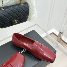 CHANE*|小香26B新品双C 方头亮皮平底凉鞋拖鞋乐福鞋 经典双C缀于鞋身 方头廓形利落显秀气 亮面皮革泛着柔润光泽 CHANE*|小香26B新品双C 方头亮皮平底凉鞋拖鞋乐福鞋 经典双C缀于鞋身 方头廓形利落显秀气 亮面皮革泛着柔润光泽