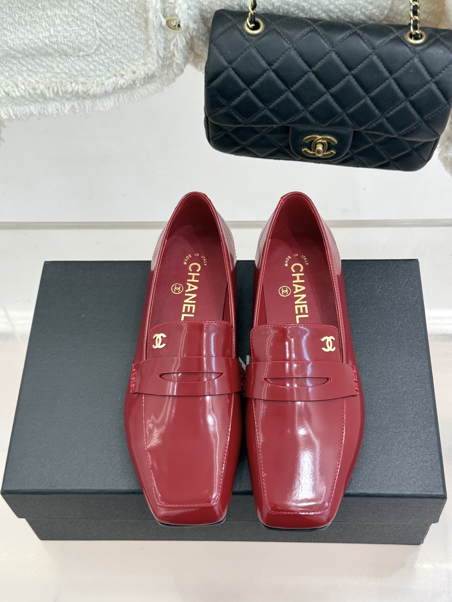 CHANE*|小香26B新品双C 方头亮皮平底凉鞋拖鞋乐福鞋 经典双C缀于鞋身 方头廓形利落显秀气 亮面皮革泛着柔润光泽 CHANE*|小香26B新品双C 方头亮皮平底凉鞋拖鞋乐福鞋 经典双C缀于鞋身 方头廓形利落显秀气 亮面皮革泛着柔润光泽