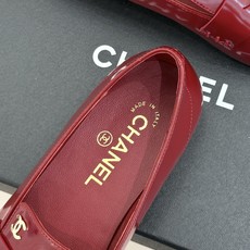 CHANE*|小香26B新品双C 方头亮皮平底凉鞋拖鞋乐福鞋 经典双C缀于鞋身 方头廓形利落显秀气 亮面皮革泛着柔润光泽 CHANE*|小香26B新品双C 方头亮皮平底凉鞋拖鞋乐福鞋 经典双C缀于鞋身 方头廓形利落显秀气 亮面皮革泛着柔润光泽