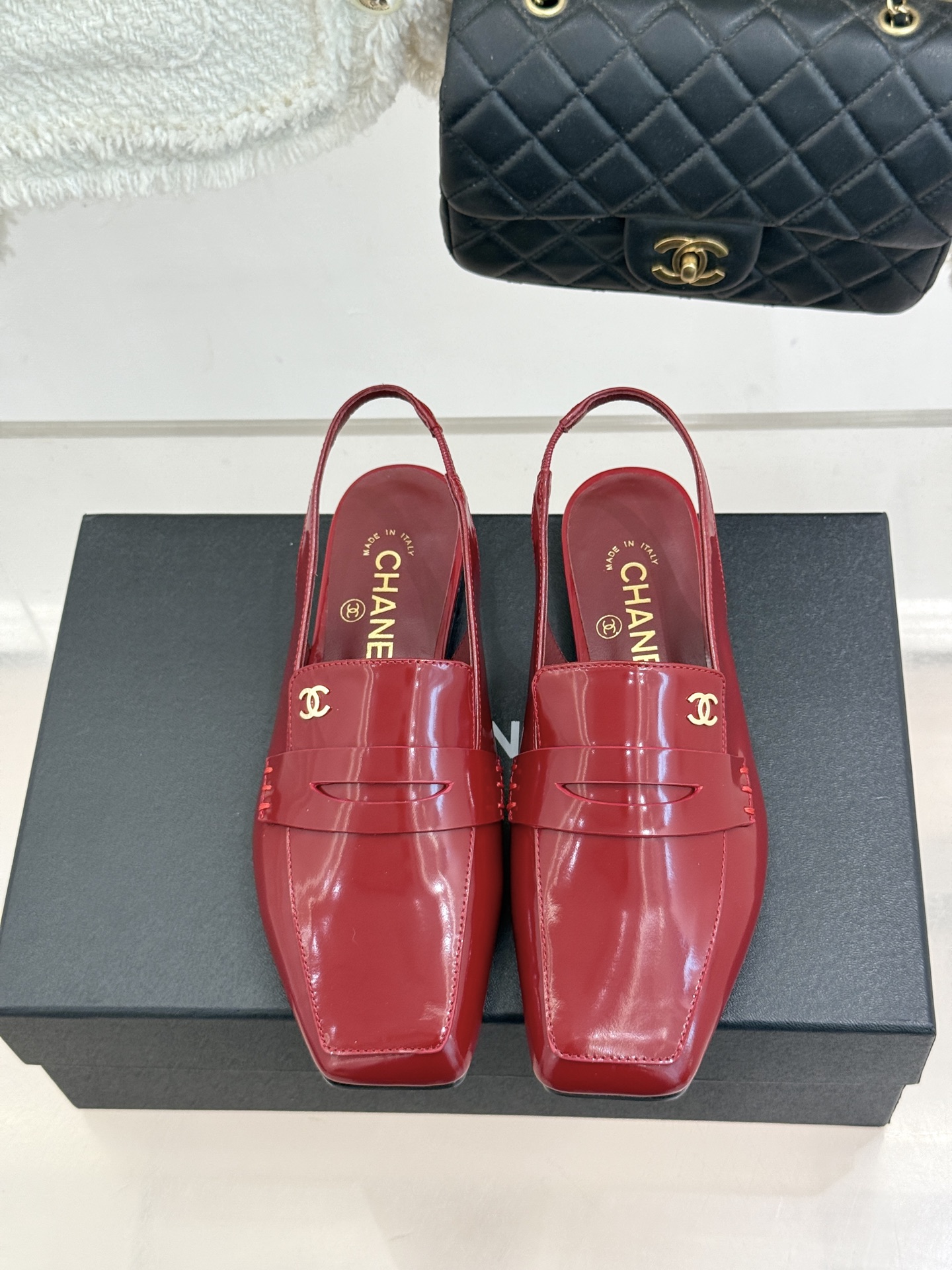CHANE*|小香26B新品双C 方头亮皮平底凉鞋拖鞋乐福鞋 经典双C缀于鞋身 方头廓形利落显秀气 亮面皮革泛着柔润光泽 CHANE*|小香26B新品双C 方头亮皮平底凉鞋拖鞋乐福鞋 经典双C缀于鞋身 方头廓形利落显秀气 亮面皮革泛着柔润光泽
