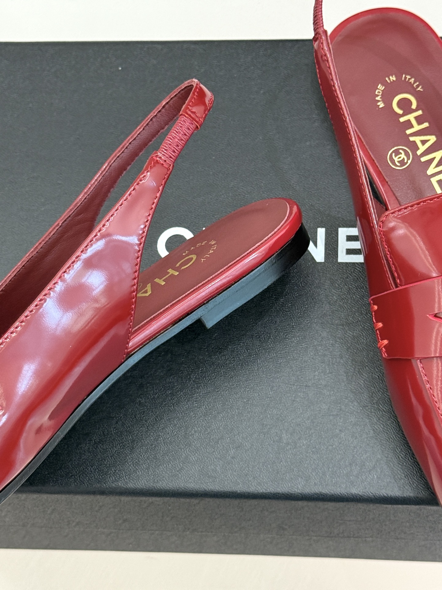 CHANE*|小香26B新品双C 方头亮皮平底凉鞋拖鞋乐福鞋 经典双C缀于鞋身 方头廓形利落显秀气 亮面皮革泛着柔润光泽 CHANE*|小香26B新品双C 方头亮皮平底凉鞋拖鞋乐福鞋 经典双C缀于鞋身 方头廓形利落显秀气 亮面皮革泛着柔润光泽