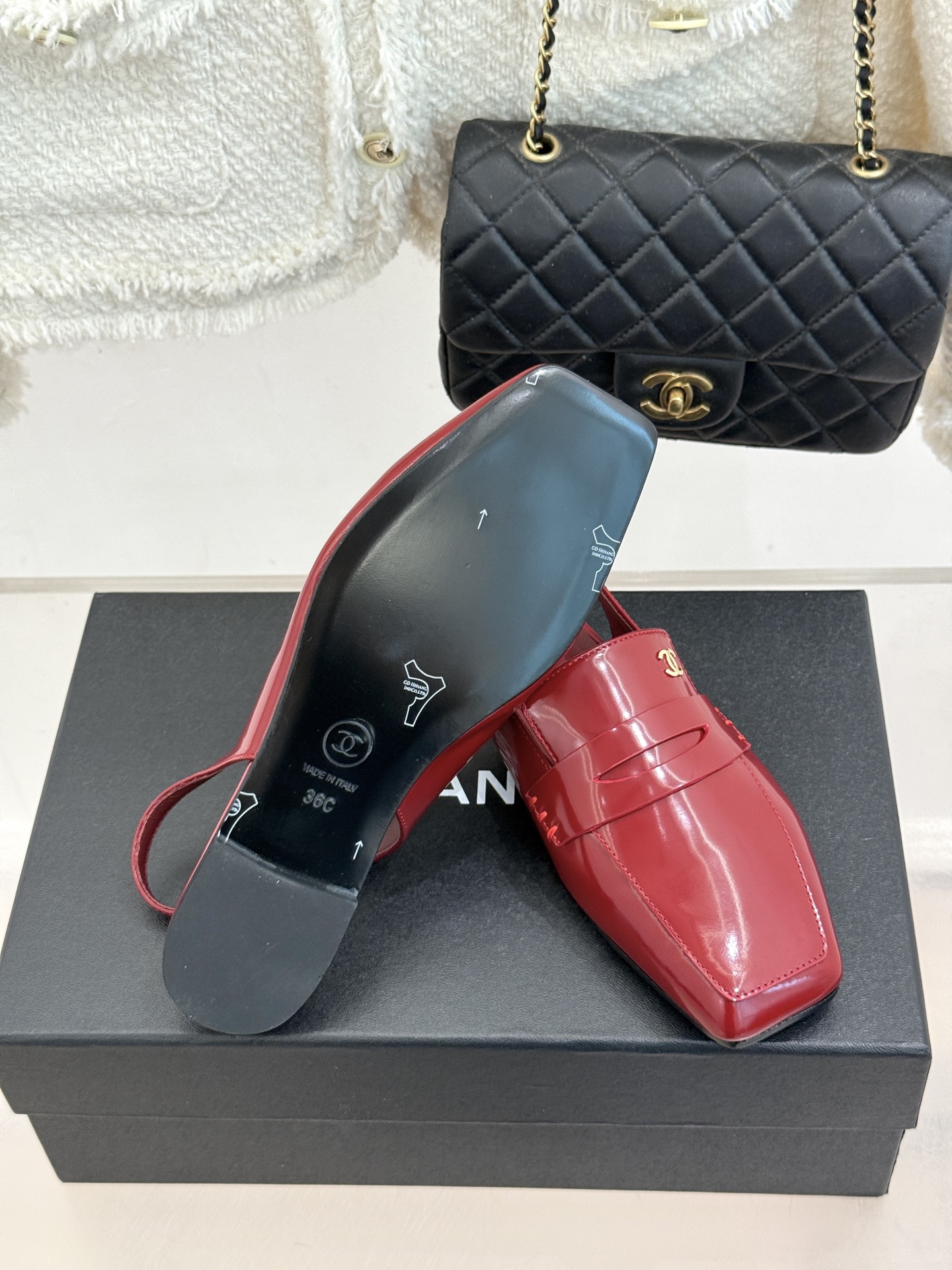 CHANE*|小香26B新品双C 方头亮皮平底凉鞋拖鞋乐福鞋 经典双C缀于鞋身 方头廓形利落显秀气 亮面皮革泛着柔润光泽 CHANE*|小香26B新品双C 方头亮皮平底凉鞋拖鞋乐福鞋 经典双C缀于鞋身 方头廓形利落显秀气 亮面皮革泛着柔润光泽