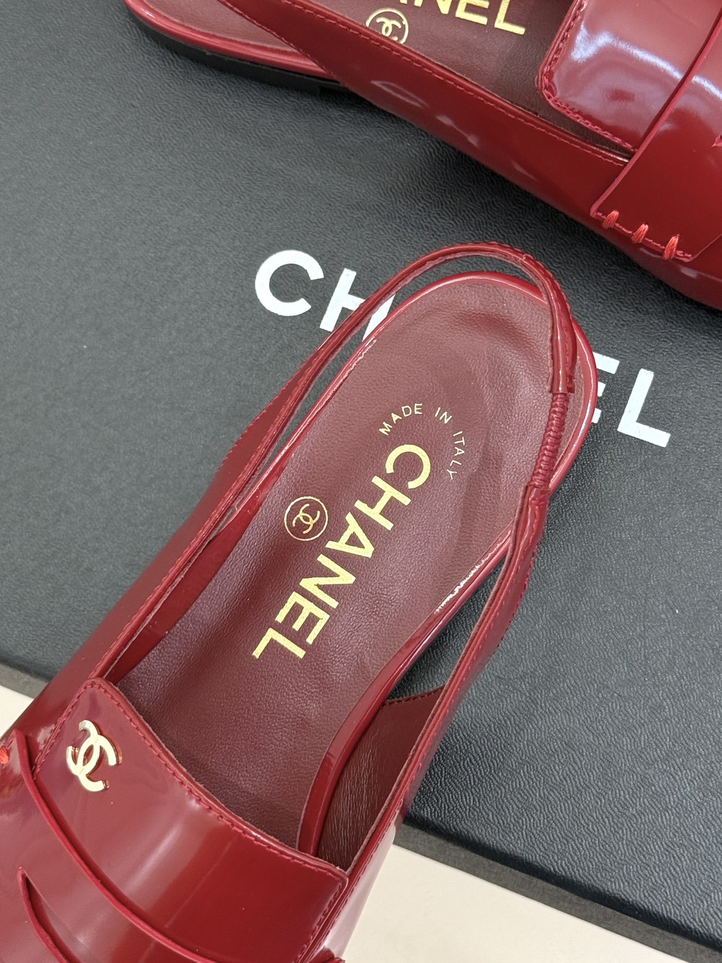 CHANE*|小香26B新品双C 方头亮皮平底凉鞋拖鞋乐福鞋 经典双C缀于鞋身 方头廓形利落显秀气 亮面皮革泛着柔润光泽 CHANE*|小香26B新品双C 方头亮皮平底凉鞋拖鞋乐福鞋 经典双C缀于鞋身 方头廓形利落显秀气 亮面皮革泛着柔润光泽