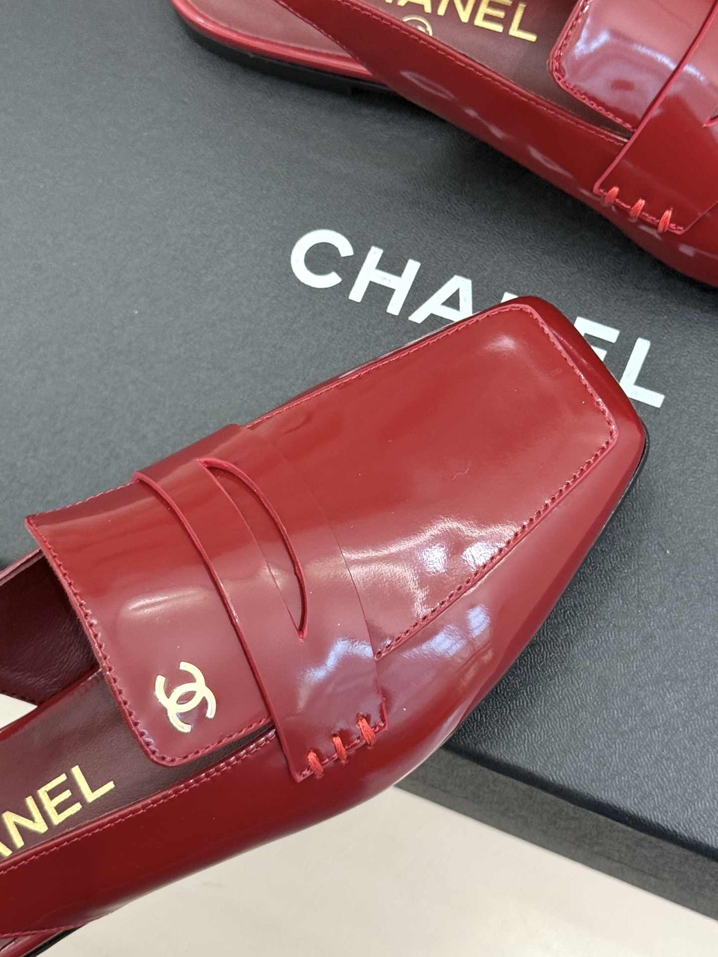 CHANE*|小香26B新品双C 方头亮皮平底凉鞋拖鞋乐福鞋 经典双C缀于鞋身 方头廓形利落显秀气 亮面皮革泛着柔润光泽 CHANE*|小香26B新品双C 方头亮皮平底凉鞋拖鞋乐福鞋 经典双C缀于鞋身 方头廓形利落显秀气 亮面皮革泛着柔润光泽