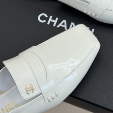 CHANE*|小香26B新品双C 方头亮皮平底凉鞋拖鞋乐福鞋 经典双C缀于鞋身 方头廓形利落显秀气 亮面皮革泛着柔润光泽 CHANE*|小香26B新品双C 方头亮皮平底凉鞋拖鞋乐福鞋 经典双C缀于鞋身 方头廓形利落显秀气 亮面皮革泛着柔润光泽