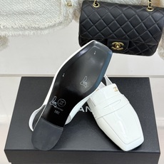 CHANE*|小香26B新品双C 方头亮皮平底凉鞋拖鞋乐福鞋 经典双C缀于鞋身 方头廓形利落显秀气 亮面皮革泛着柔润光泽 CHANE*|小香26B新品双C 方头亮皮平底凉鞋拖鞋乐福鞋 经典双C缀于鞋身 方头廓形利落显秀气 亮面皮革泛着柔润光泽