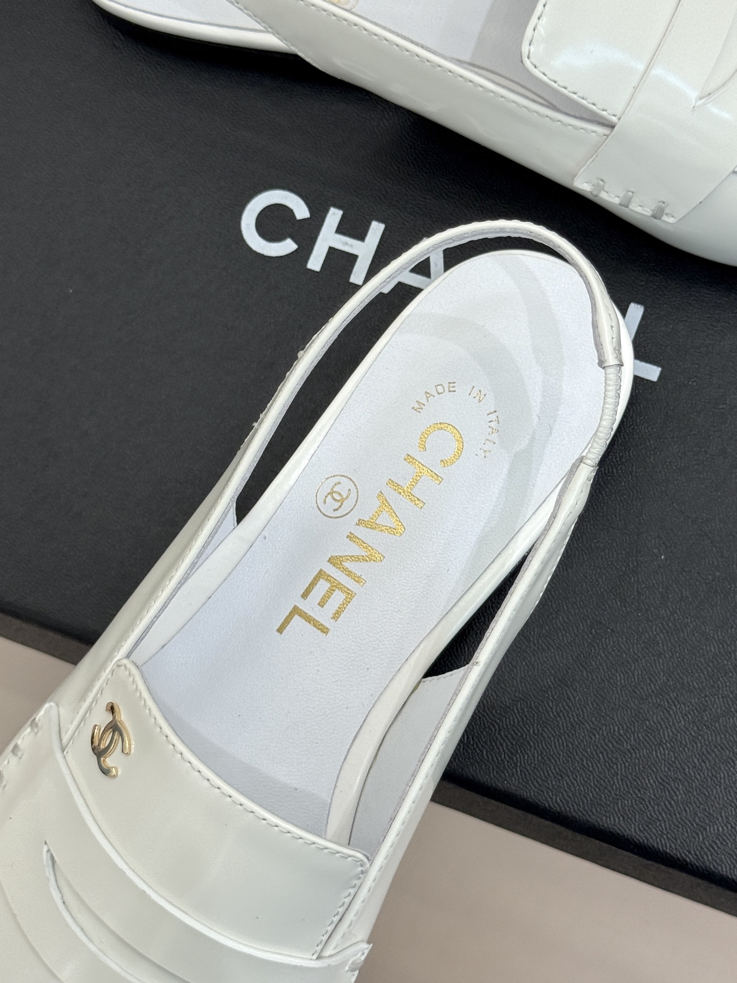 CHANE*|小香26B新品双C 方头亮皮平底凉鞋拖鞋乐福鞋 经典双C缀于鞋身 方头廓形利落显秀气 亮面皮革泛着柔润光泽 CHANE*|小香26B新品双C 方头亮皮平底凉鞋拖鞋乐福鞋 经典双C缀于鞋身 方头廓形利落显秀气 亮面皮革泛着柔润光泽