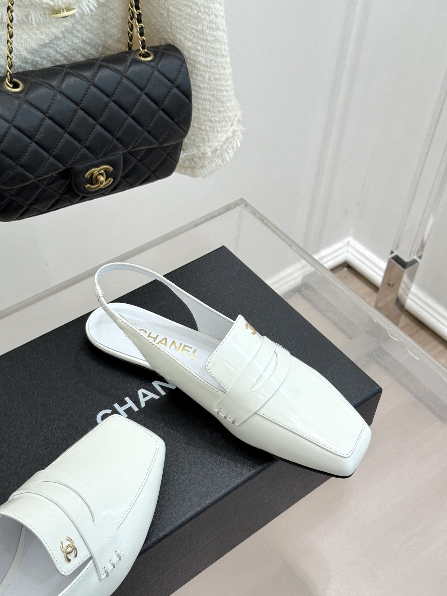 CHANE*|小香26B新品双C 方头亮皮平底凉鞋拖鞋乐福鞋 经典双C缀于鞋身 方头廓形利落显秀气 亮面皮革泛着柔润光泽 CHANE*|小香26B新品双C 方头亮皮平底凉鞋拖鞋乐福鞋 经典双C缀于鞋身 方头廓形利落显秀气 亮面皮革泛着柔润光泽