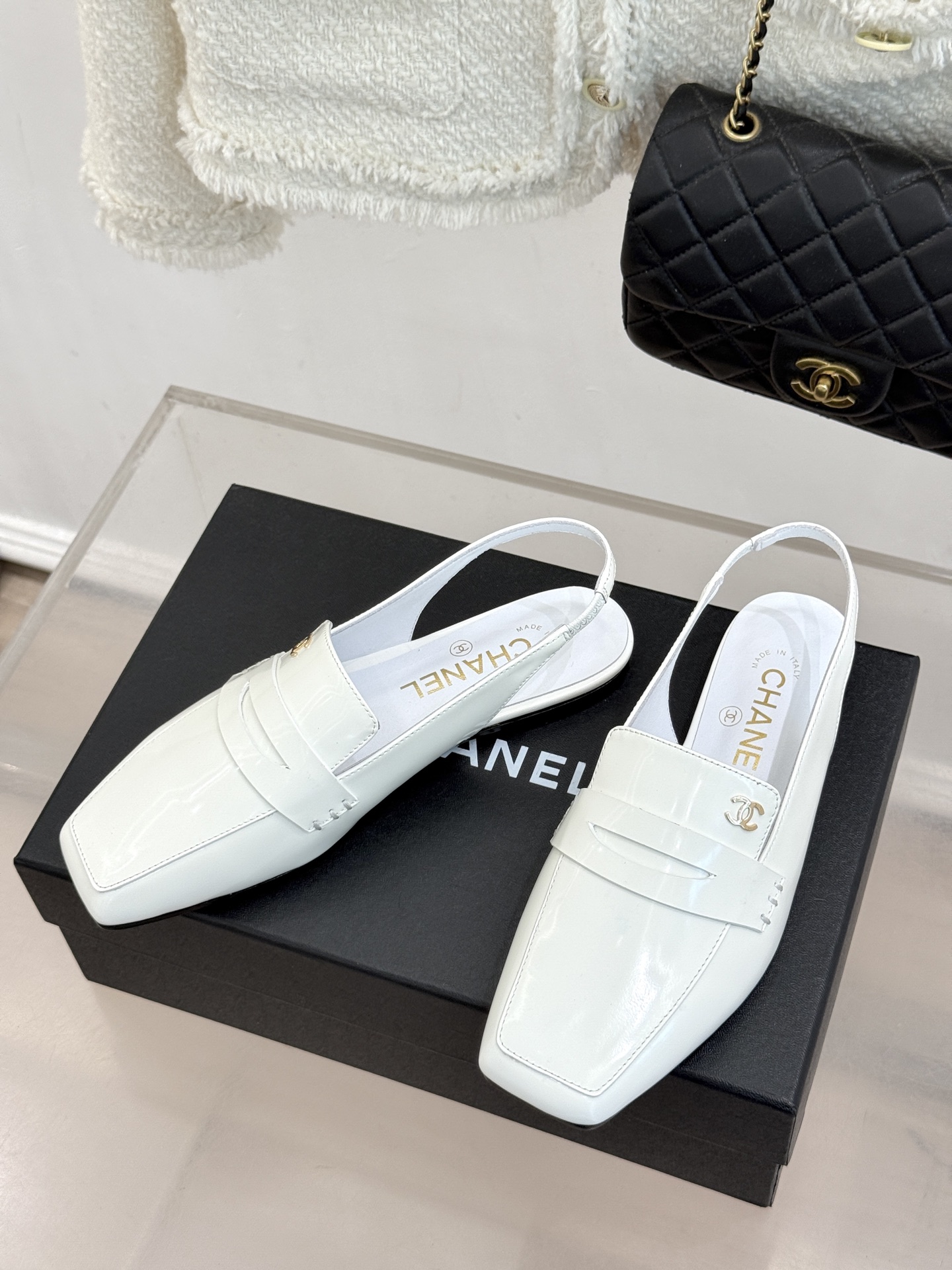 CHANE*|小香26B新品双C 方头亮皮平底凉鞋拖鞋乐福鞋 经典双C缀于鞋身 方头廓形利落显秀气 亮面皮革泛着柔润光泽 CHANE*|小香26B新品双C 方头亮皮平底凉鞋拖鞋乐福鞋 经典双C缀于鞋身 方头廓形利落显秀气 亮面皮革泛着柔润光泽