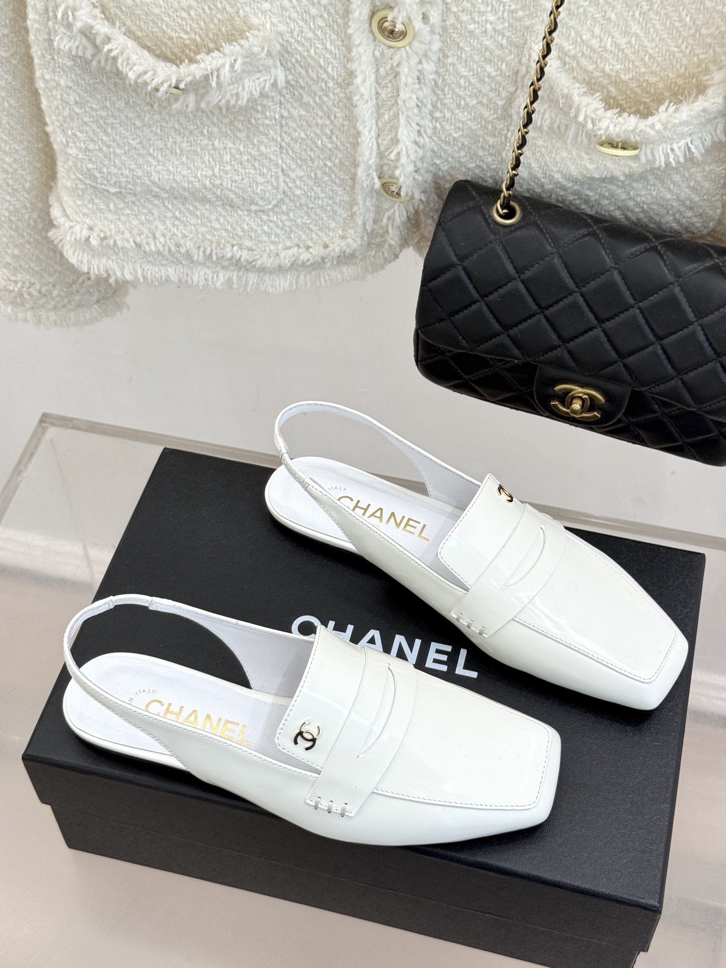 CHANE*|小香26B新品双C 方头亮皮平底凉鞋拖鞋乐福鞋 经典双C缀于鞋身 方头廓形利落显秀气 亮面皮革泛着柔润光泽 CHANE*|小香26B新品双C 方头亮皮平底凉鞋拖鞋乐福鞋 经典双C缀于鞋身 方头廓形利落显秀气 亮面皮革泛着柔润光泽
