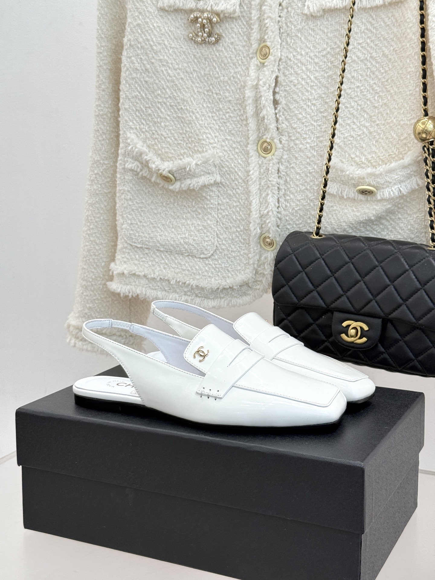 CHANE*｜小香26B新品双C 方头亮皮平底凉鞋拖鞋乐福鞋 经典双C缀于鞋身 方头廓形利落显秀气 亮面皮革泛着柔润光泽