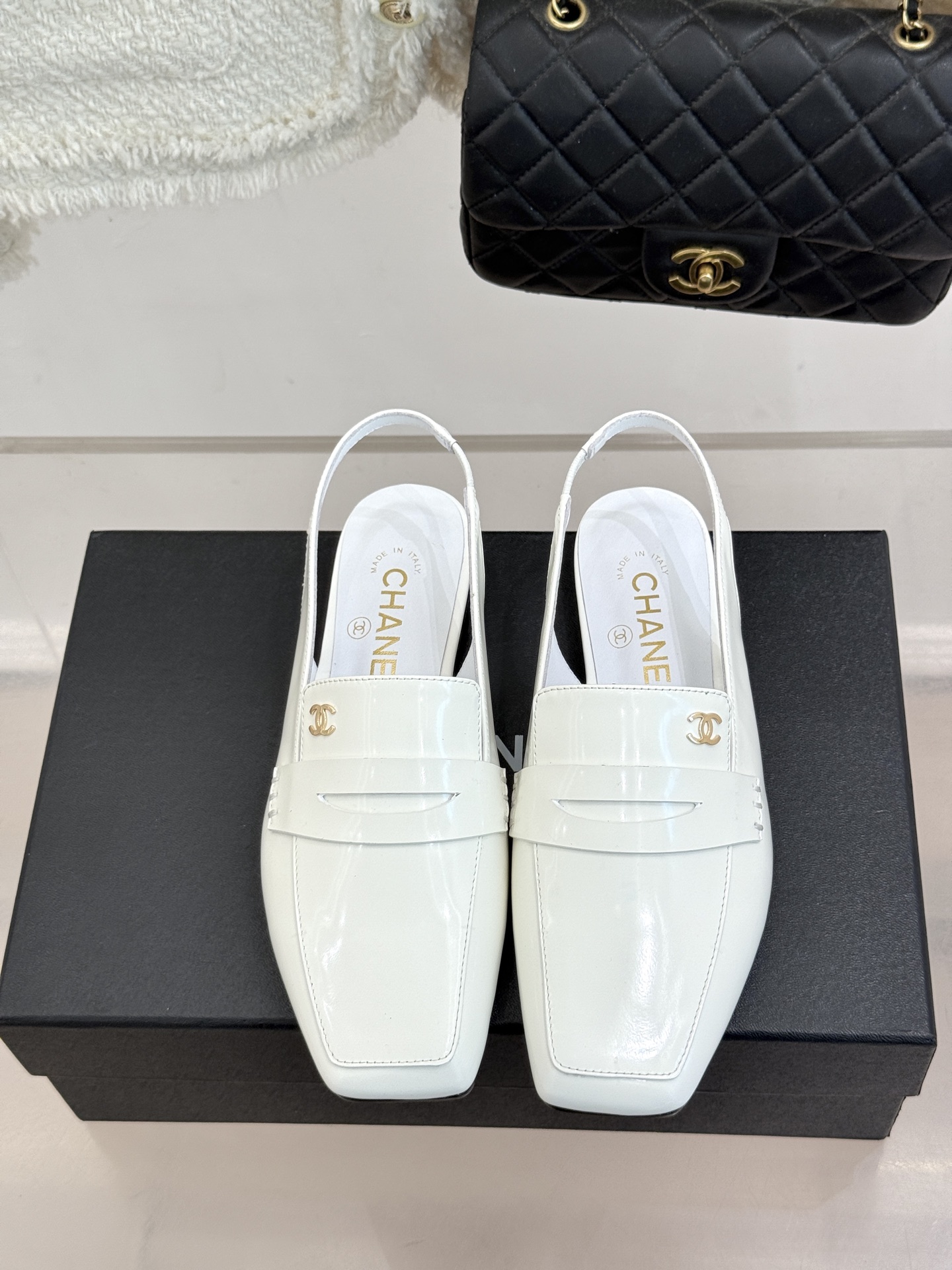 CHANE*|小香26B新品双C 方头亮皮平底凉鞋拖鞋乐福鞋 经典双C缀于鞋身 方头廓形利落显秀气 亮面皮革泛着柔润光泽 CHANE*|小香26B新品双C 方头亮皮平底凉鞋拖鞋乐福鞋 经典双C缀于鞋身 方头廓形利落显秀气 亮面皮革泛着柔润光泽
