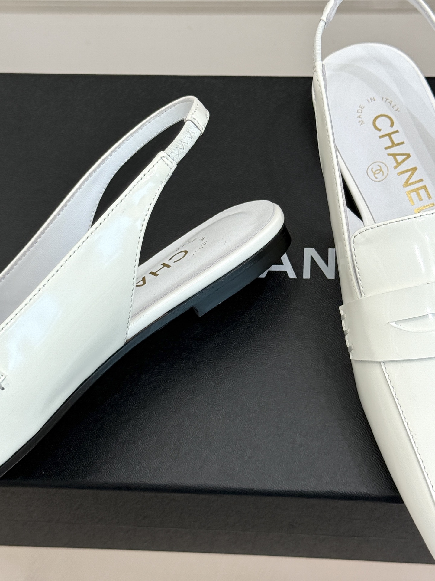 CHANE*|小香26B新品双C 方头亮皮平底凉鞋拖鞋乐福鞋 经典双C缀于鞋身 方头廓形利落显秀气 亮面皮革泛着柔润光泽 CHANE*|小香26B新品双C 方头亮皮平底凉鞋拖鞋乐福鞋 经典双C缀于鞋身 方头廓形利落显秀气 亮面皮革泛着柔润光泽
