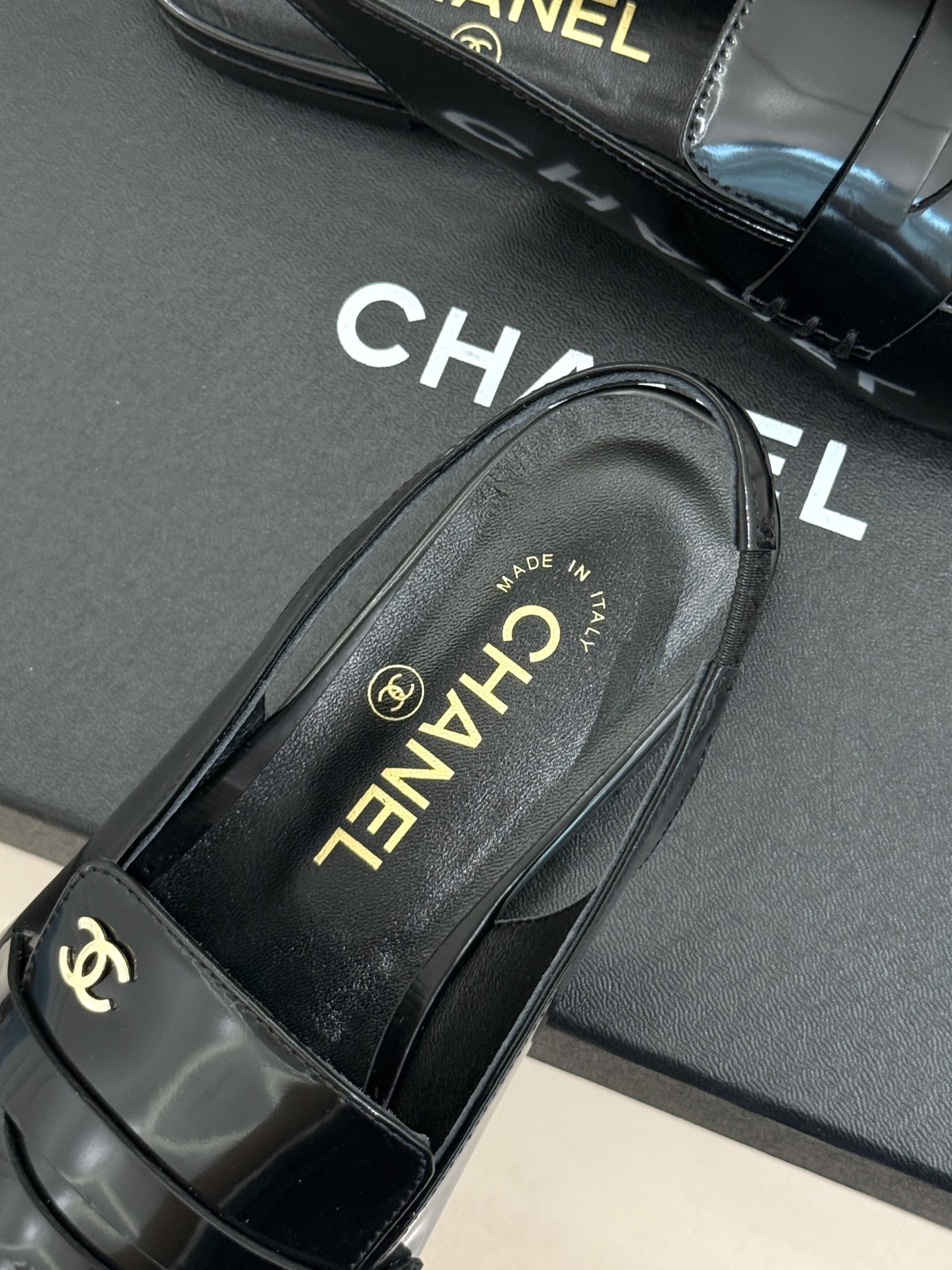 CHANE*|小香26B新品双C 方头亮皮平底凉鞋拖鞋乐福鞋 经典双C缀于鞋身 方头廓形利落显秀气 亮面皮革泛着柔润光泽 CHANE*|小香26B新品双C 方头亮皮平底凉鞋拖鞋乐福鞋 经典双C缀于鞋身 方头廓形利落显秀气 亮面皮革泛着柔润光泽