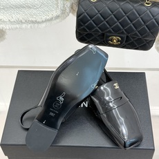 CHANE*|小香26B新品双C 方头亮皮平底凉鞋拖鞋乐福鞋 经典双C缀于鞋身 方头廓形利落显秀气 亮面皮革泛着柔润光泽 CHANE*|小香26B新品双C 方头亮皮平底凉鞋拖鞋乐福鞋 经典双C缀于鞋身 方头廓形利落显秀气 亮面皮革泛着柔润光泽