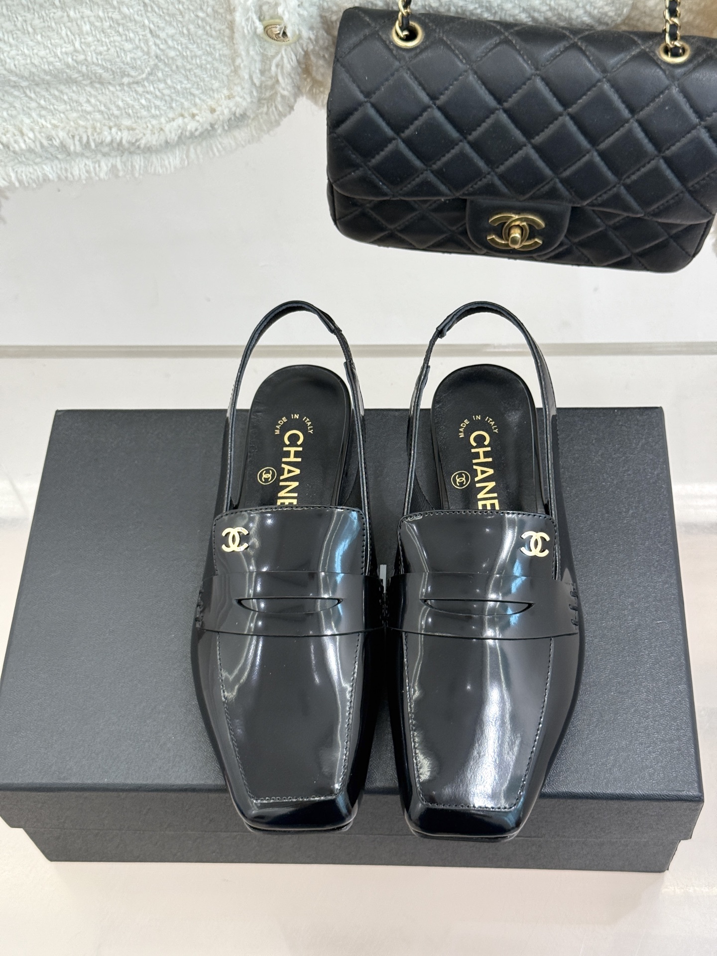 CHANE*|小香26B新品双C 方头亮皮平底凉鞋拖鞋乐福鞋 经典双C缀于鞋身 方头廓形利落显秀气 亮面皮革泛着柔润光泽 CHANE*|小香26B新品双C 方头亮皮平底凉鞋拖鞋乐福鞋 经典双C缀于鞋身 方头廓形利落显秀气 亮面皮革泛着柔润光泽