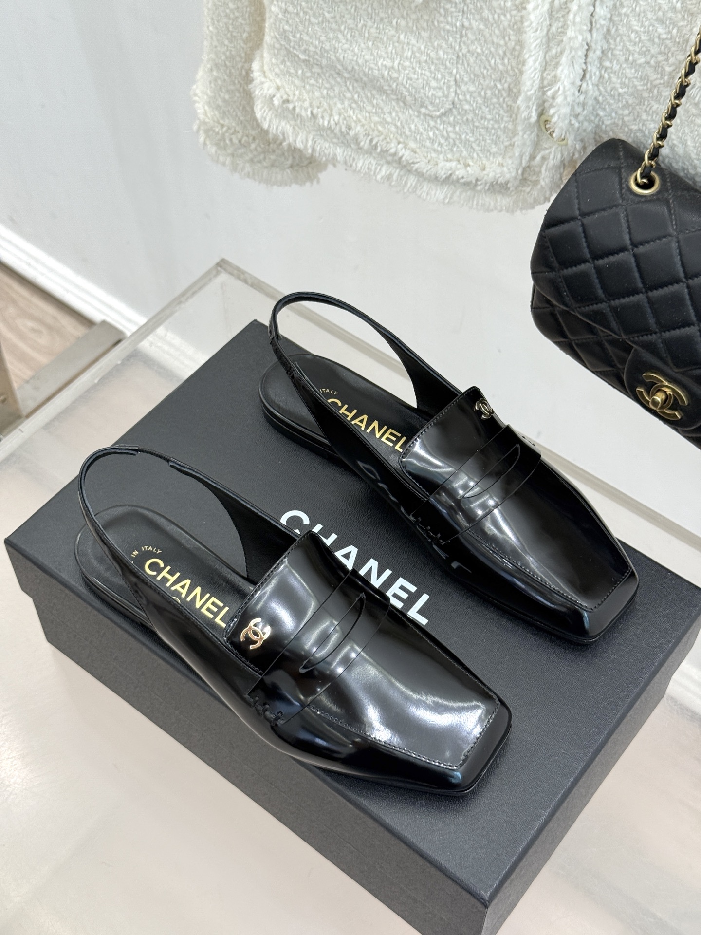CHANE*|小香26B新品双C 方头亮皮平底凉鞋拖鞋乐福鞋 经典双C缀于鞋身 方头廓形利落显秀气 亮面皮革泛着柔润光泽 CHANE*|小香26B新品双C 方头亮皮平底凉鞋拖鞋乐福鞋 经典双C缀于鞋身 方头廓形利落显秀气 亮面皮革泛着柔润光泽