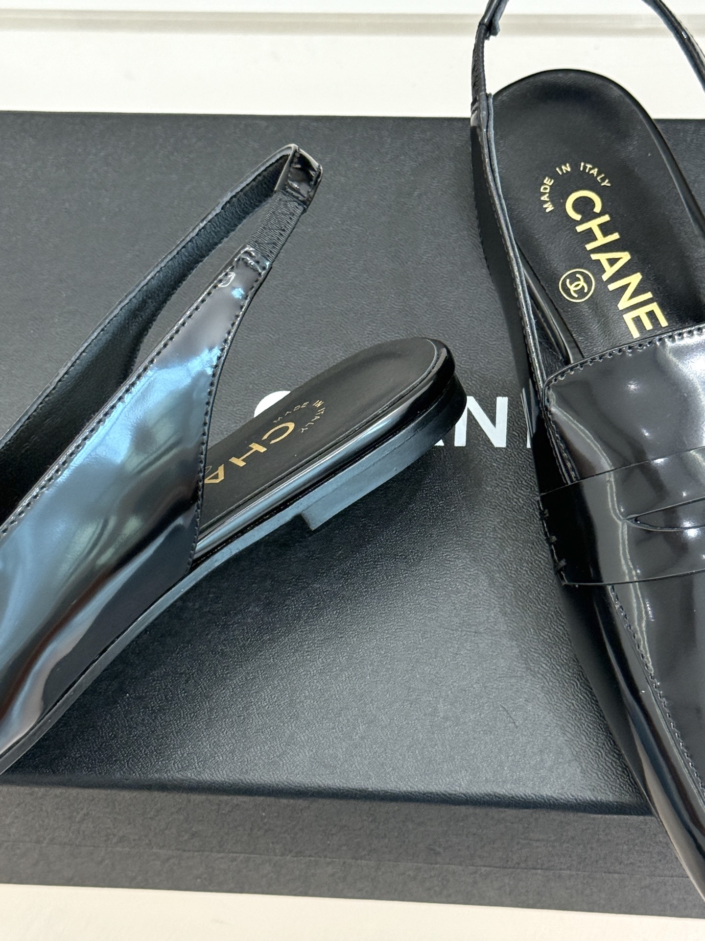 CHANE*|小香26B新品双C 方头亮皮平底凉鞋拖鞋乐福鞋 经典双C缀于鞋身 方头廓形利落显秀气 亮面皮革泛着柔润光泽 CHANE*|小香26B新品双C 方头亮皮平底凉鞋拖鞋乐福鞋 经典双C缀于鞋身 方头廓形利落显秀气 亮面皮革泛着柔润光泽