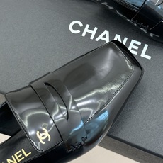 CHANE*|小香26B新品双C 方头亮皮平底凉鞋拖鞋乐福鞋 经典双C缀于鞋身 方头廓形利落显秀气 亮面皮革泛着柔润光泽 CHANE*|小香26B新品双C 方头亮皮平底凉鞋拖鞋乐福鞋 经典双C缀于鞋身 方头廓形利落显秀气 亮面皮革泛着柔润光泽