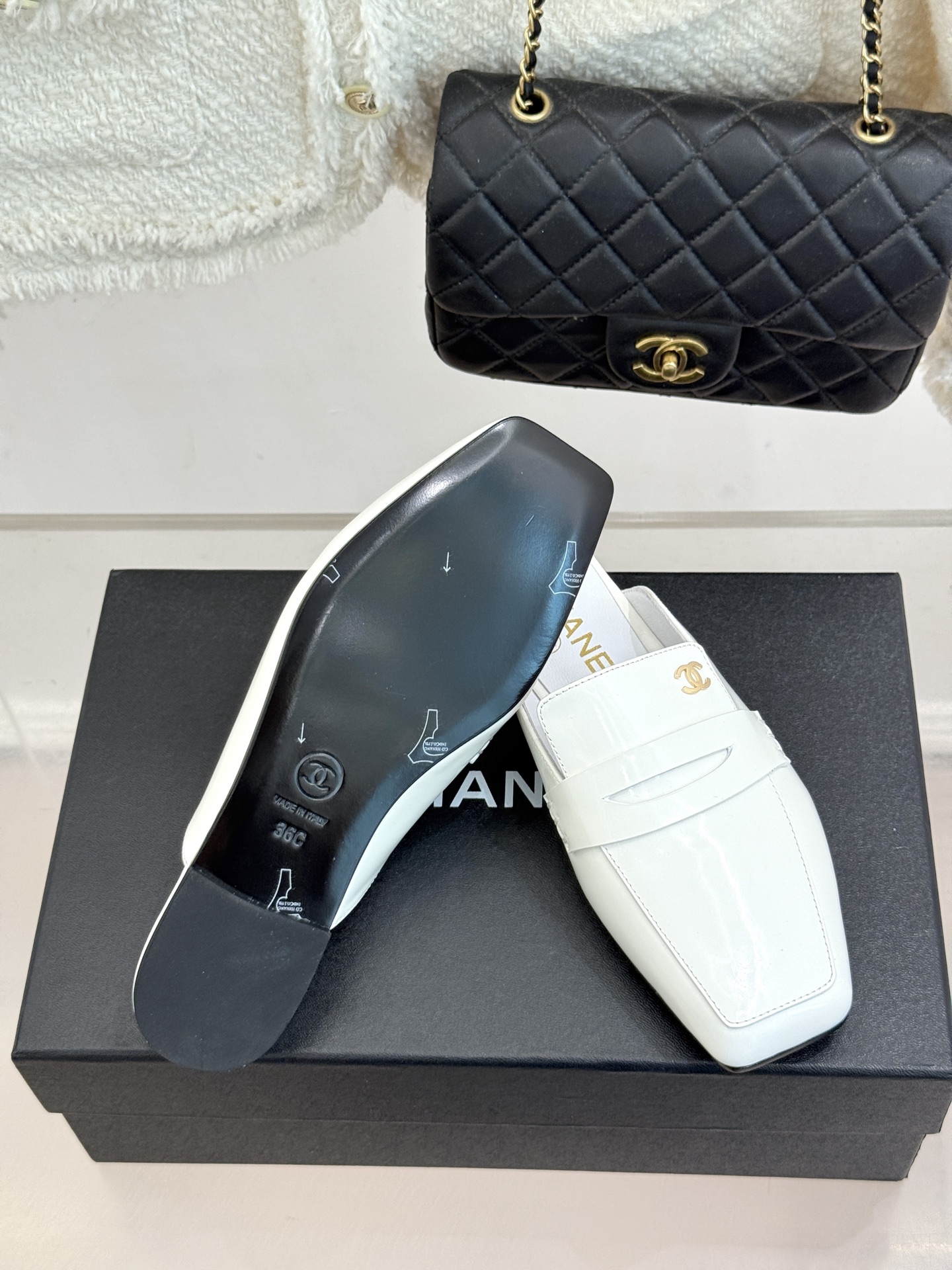 CHANE*|小香26B新品双C 方头亮皮平底凉鞋拖鞋乐福鞋 经典双C缀于鞋身 方头廓形利落显秀气 亮面皮革泛着柔润光泽 CHANE*|小香26B新品双C 方头亮皮平底凉鞋拖鞋乐福鞋 经典双C缀于鞋身 方头廓形利落显秀气 亮面皮革泛着柔润光泽