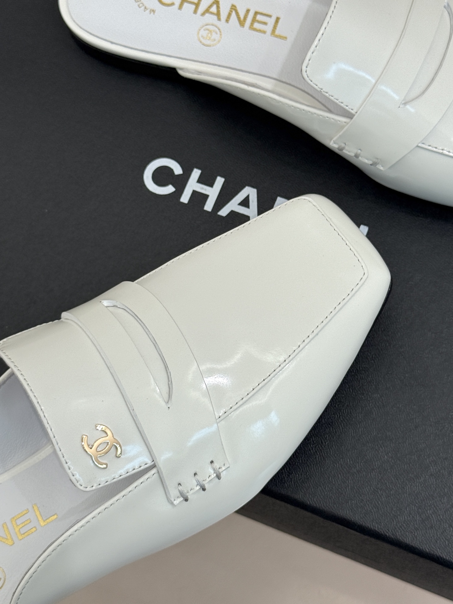CHANE*|小香26B新品双C 方头亮皮平底凉鞋拖鞋乐福鞋 经典双C缀于鞋身 方头廓形利落显秀气 亮面皮革泛着柔润光泽 CHANE*|小香26B新品双C 方头亮皮平底凉鞋拖鞋乐福鞋 经典双C缀于鞋身 方头廓形利落显秀气 亮面皮革泛着柔润光泽