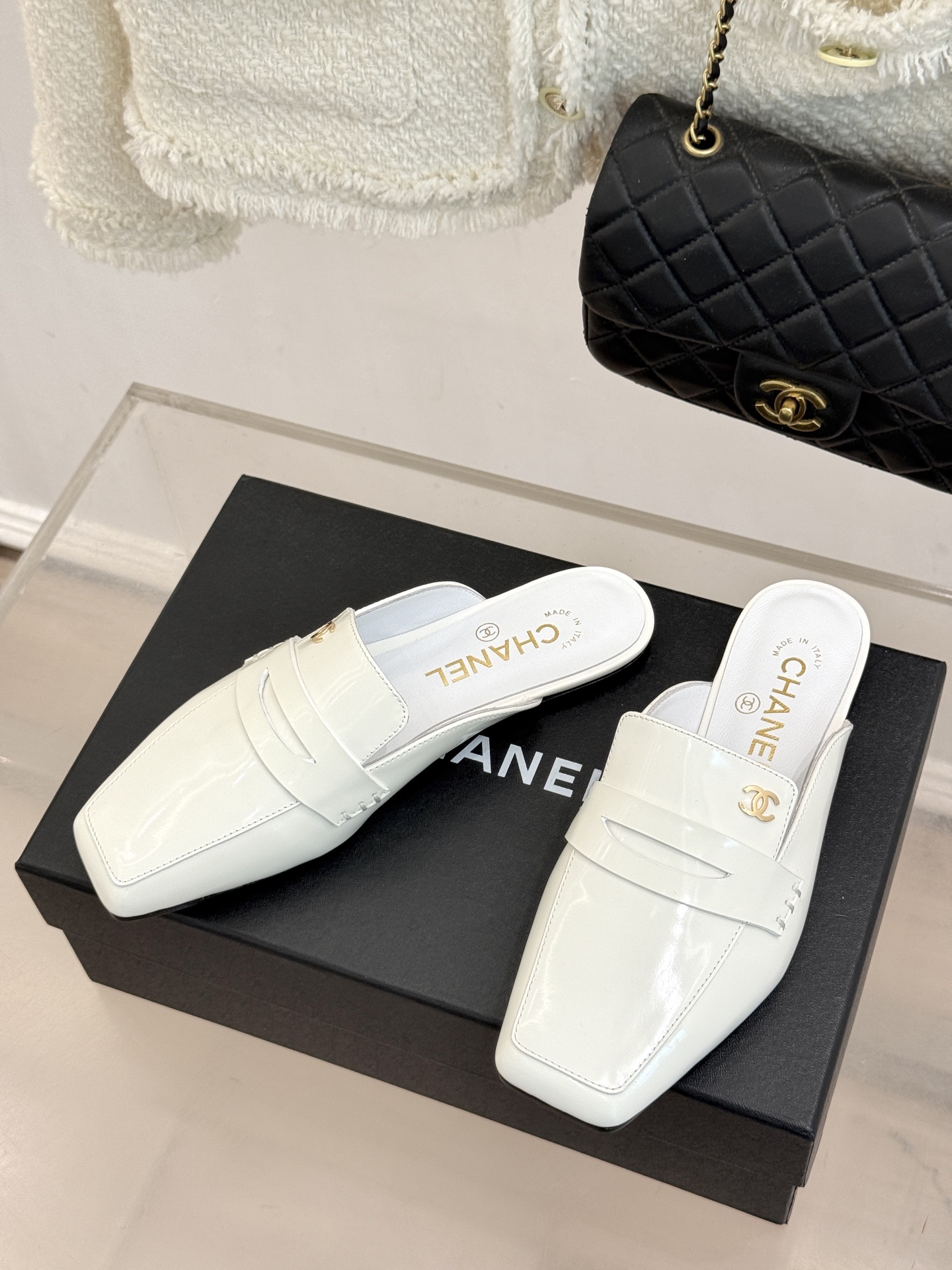 CHANE*|小香26B新品双C 方头亮皮平底凉鞋拖鞋乐福鞋 经典双C缀于鞋身 方头廓形利落显秀气 亮面皮革泛着柔润光泽 CHANE*|小香26B新品双C 方头亮皮平底凉鞋拖鞋乐福鞋 经典双C缀于鞋身 方头廓形利落显秀气 亮面皮革泛着柔润光泽