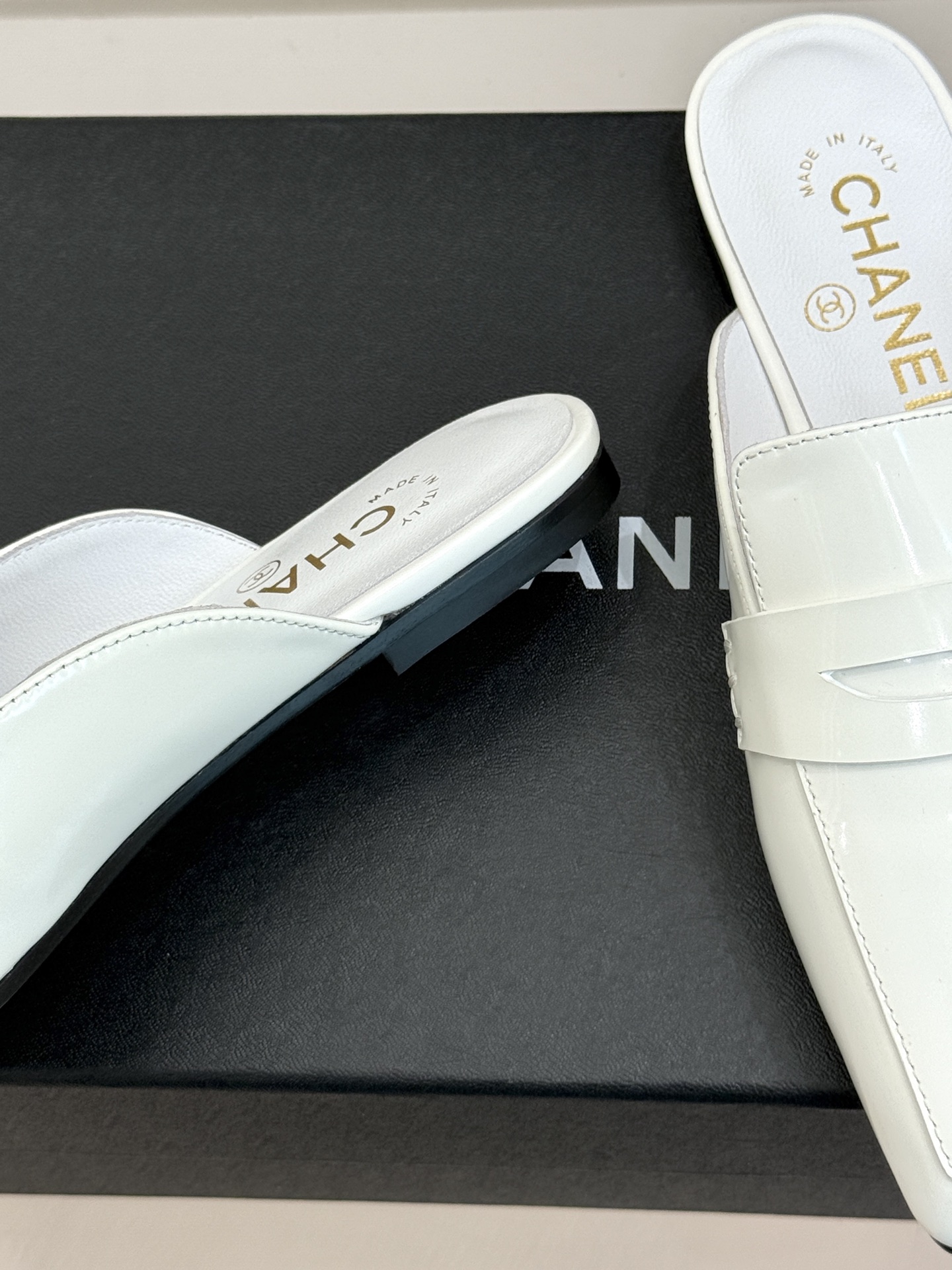 CHANE*|小香26B新品双C 方头亮皮平底凉鞋拖鞋乐福鞋 经典双C缀于鞋身 方头廓形利落显秀气 亮面皮革泛着柔润光泽 CHANE*|小香26B新品双C 方头亮皮平底凉鞋拖鞋乐福鞋 经典双C缀于鞋身 方头廓形利落显秀气 亮面皮革泛着柔润光泽