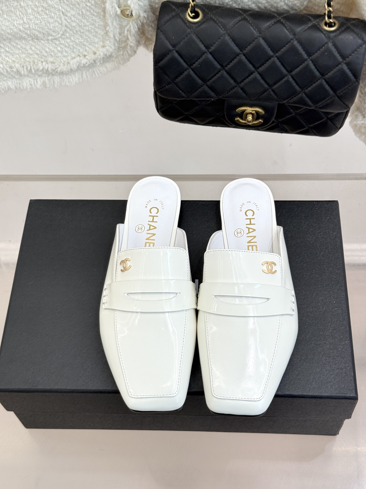 CHANE*|小香26B新品双C 方头亮皮平底凉鞋拖鞋乐福鞋 经典双C缀于鞋身 方头廓形利落显秀气 亮面皮革泛着柔润光泽 CHANE*|小香26B新品双C 方头亮皮平底凉鞋拖鞋乐福鞋 经典双C缀于鞋身 方头廓形利落显秀气 亮面皮革泛着柔润光泽