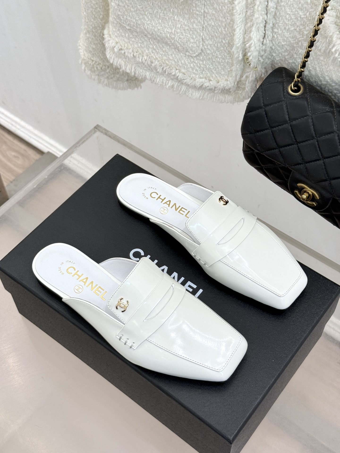 CHANE*|小香26B新品双C 方头亮皮平底凉鞋拖鞋乐福鞋 经典双C缀于鞋身 方头廓形利落显秀气 亮面皮革泛着柔润光泽 CHANE*|小香26B新品双C 方头亮皮平底凉鞋拖鞋乐福鞋 经典双C缀于鞋身 方头廓形利落显秀气 亮面皮革泛着柔润光泽