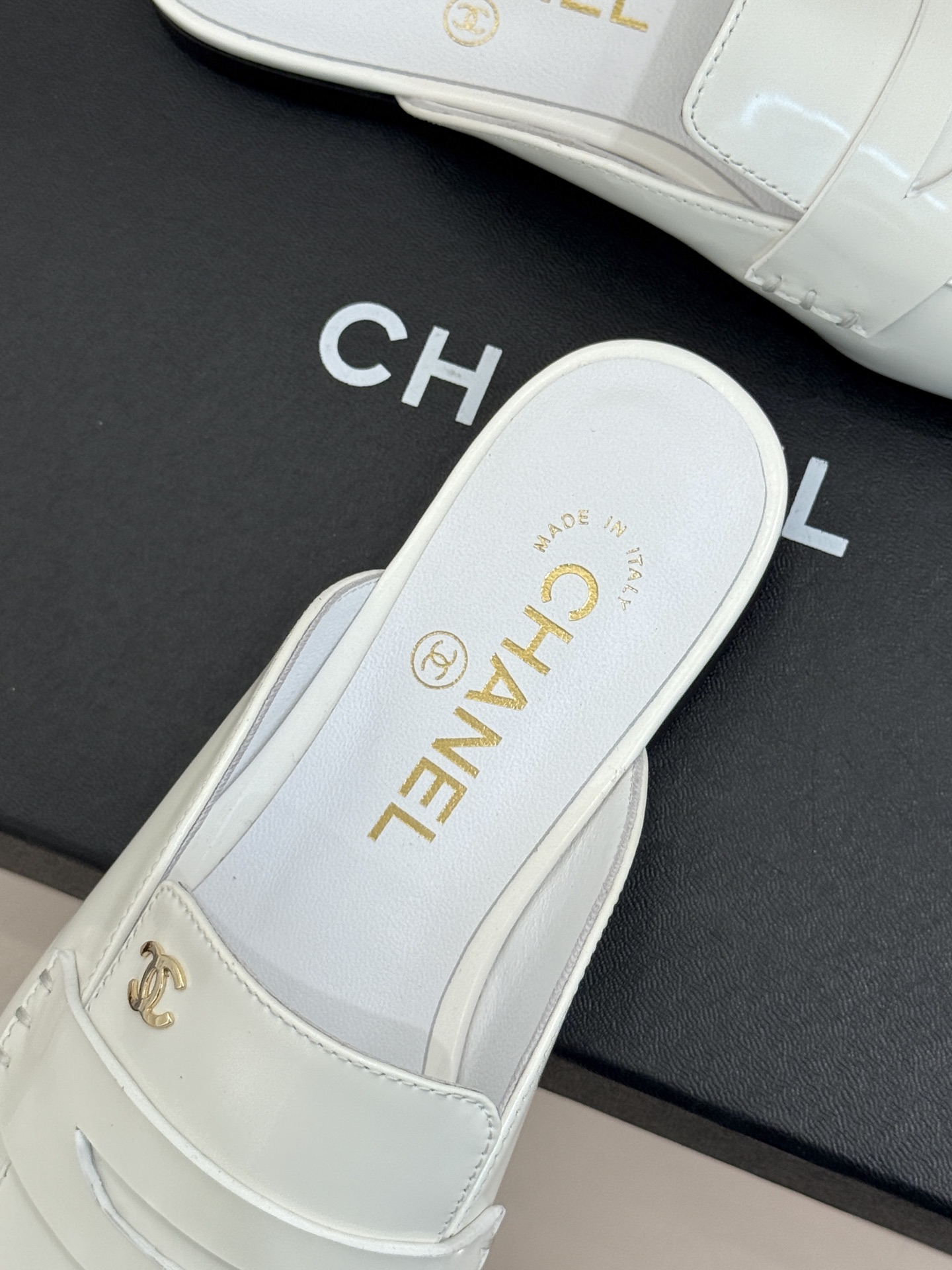 CHANE*|小香26B新品双C 方头亮皮平底凉鞋拖鞋乐福鞋 经典双C缀于鞋身 方头廓形利落显秀气 亮面皮革泛着柔润光泽 CHANE*|小香26B新品双C 方头亮皮平底凉鞋拖鞋乐福鞋 经典双C缀于鞋身 方头廓形利落显秀气 亮面皮革泛着柔润光泽