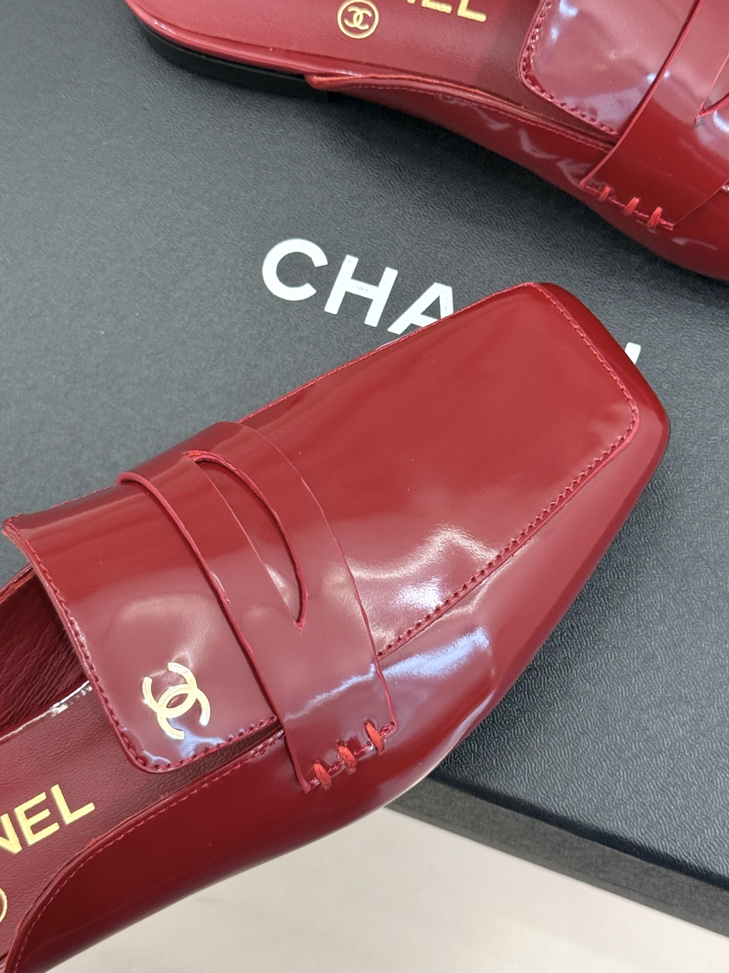 CHANE*｜小香26B新品双C 方头亮皮平底凉鞋拖鞋乐福鞋 经典双C缀于鞋身 方头廓形利落显秀气 亮面皮革泛着柔润光泽