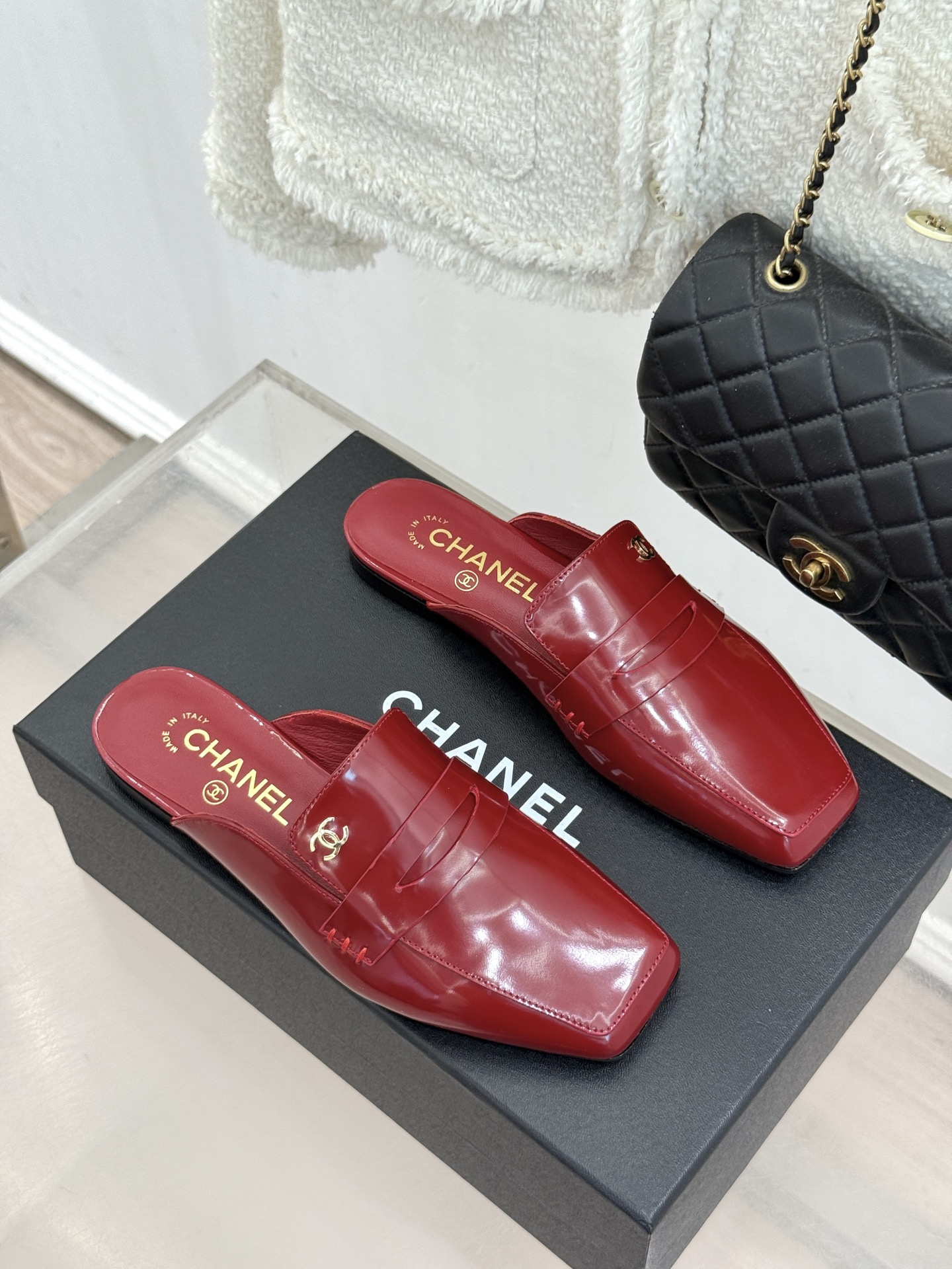 CHANE*｜小香26B新品双C 方头亮皮平底凉鞋拖鞋乐福鞋 经典双C缀于鞋身 方头廓形利落显秀气 亮面皮革泛着柔润光泽
