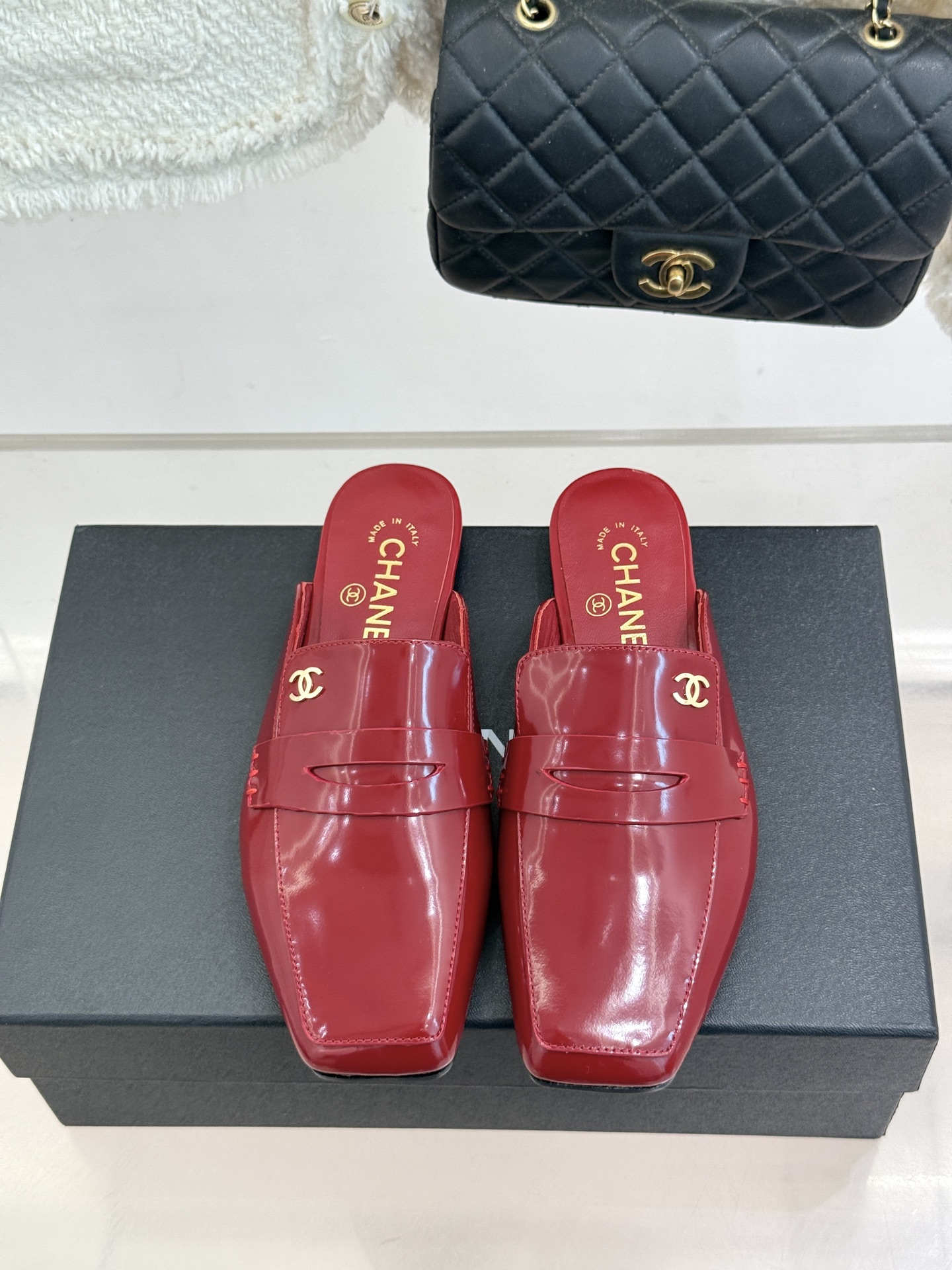 CHANE*｜小香26B新品双C 方头亮皮平底凉鞋拖鞋乐福鞋 经典双C缀于鞋身 方头廓形利落显秀气 亮面皮革泛着柔润光泽