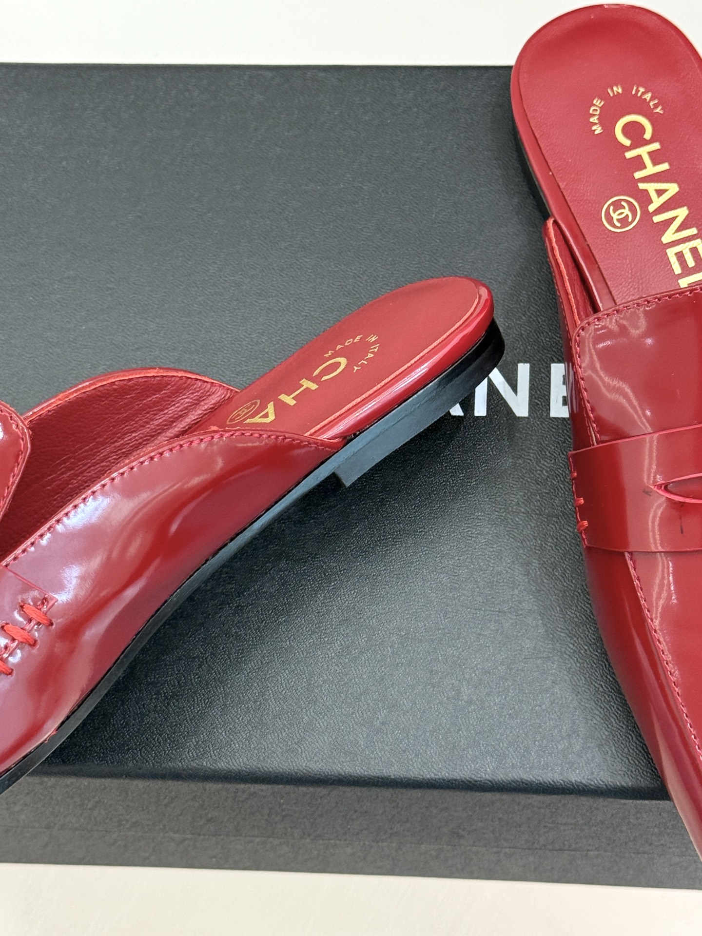 CHANE*｜小香26B新品双C 方头亮皮平底凉鞋拖鞋乐福鞋 经典双C缀于鞋身 方头廓形利落显秀气 亮面皮革泛着柔润光泽