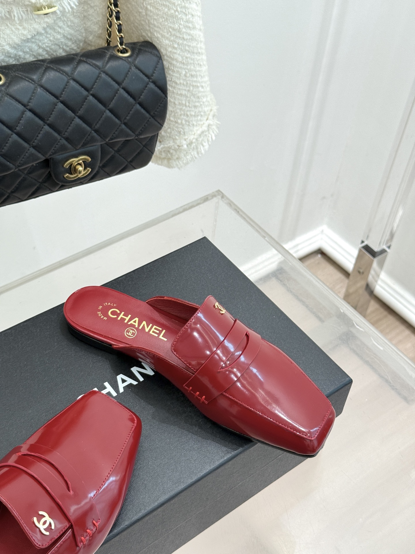 CHANE*｜小香26B新品双C 方头亮皮平底凉鞋拖鞋乐福鞋 经典双C缀于鞋身 方头廓形利落显秀气 亮面皮革泛着柔润光泽