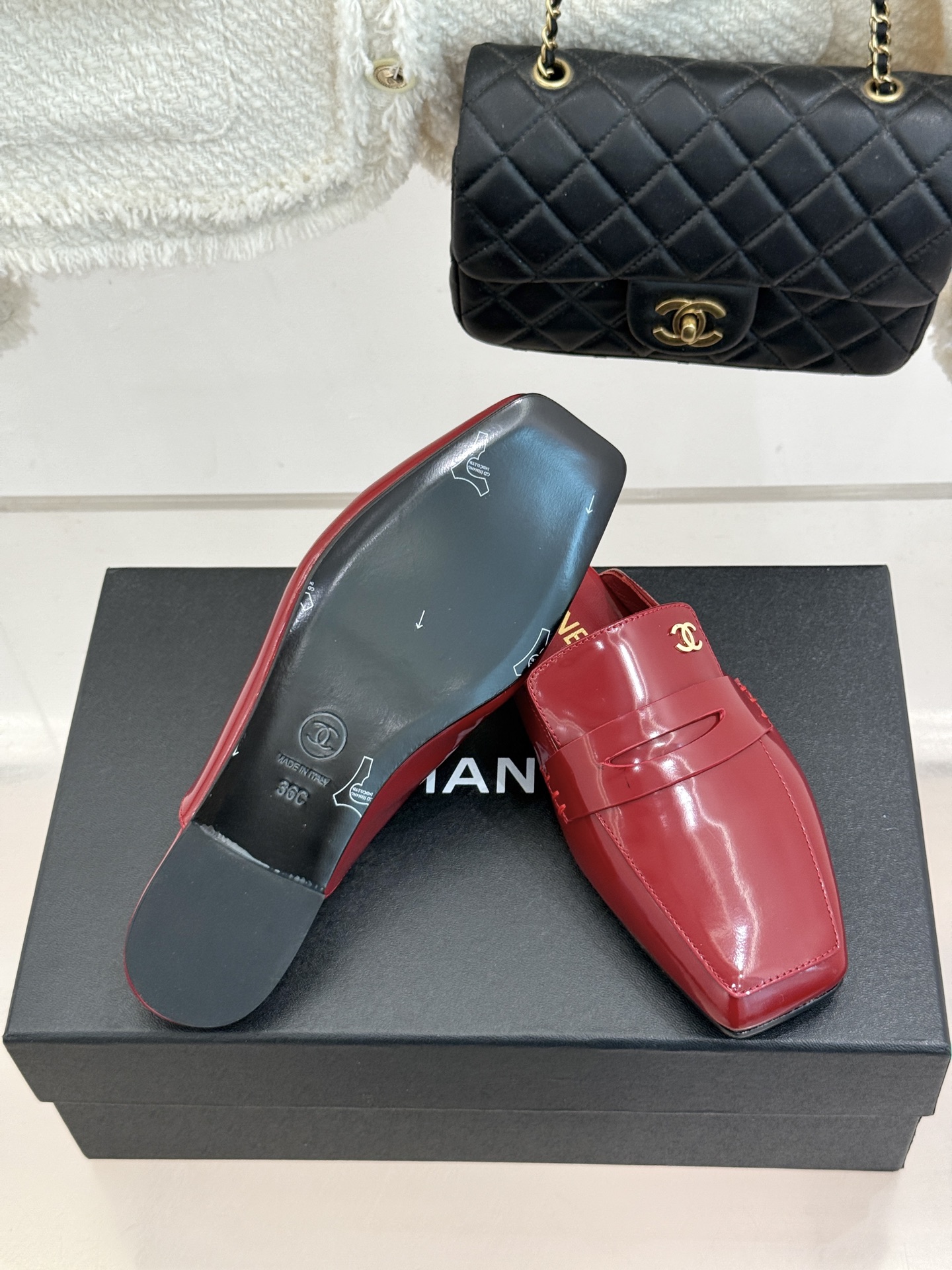 CHANE*｜小香26B新品双C 方头亮皮平底凉鞋拖鞋乐福鞋 经典双C缀于鞋身 方头廓形利落显秀气 亮面皮革泛着柔润光泽