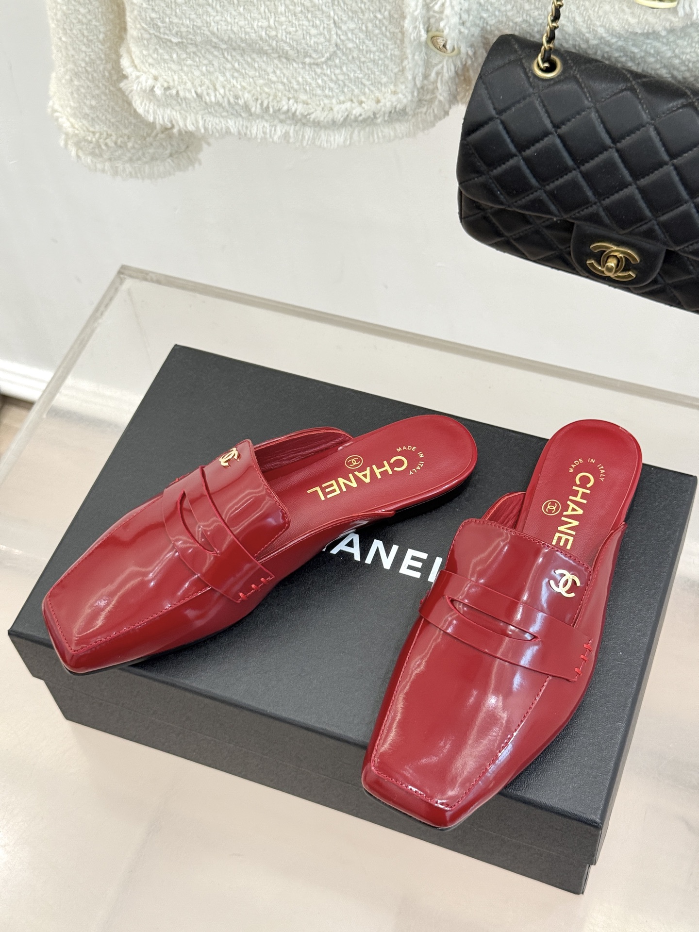 CHANE*｜小香26B新品双C 方头亮皮平底凉鞋拖鞋乐福鞋 经典双C缀于鞋身 方头廓形利落显秀气 亮面皮革泛着柔润光泽