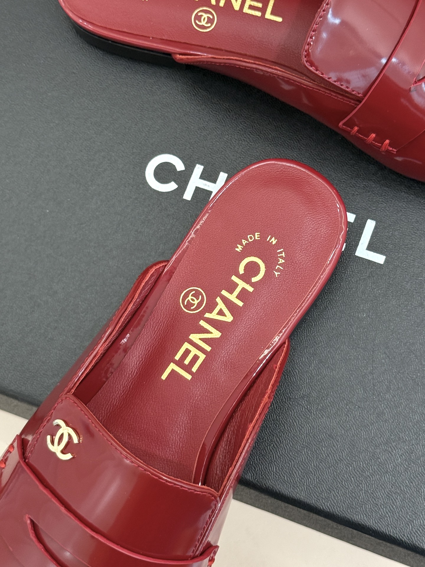 CHANE*｜小香26B新品双C 方头亮皮平底凉鞋拖鞋乐福鞋 经典双C缀于鞋身 方头廓形利落显秀气 亮面皮革泛着柔润光泽